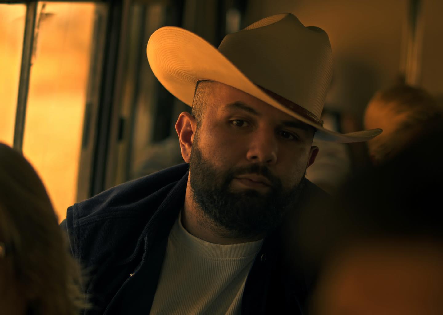 $!Canta Carín León al desamor con ‘No es por acá’, su nuevo sencillo