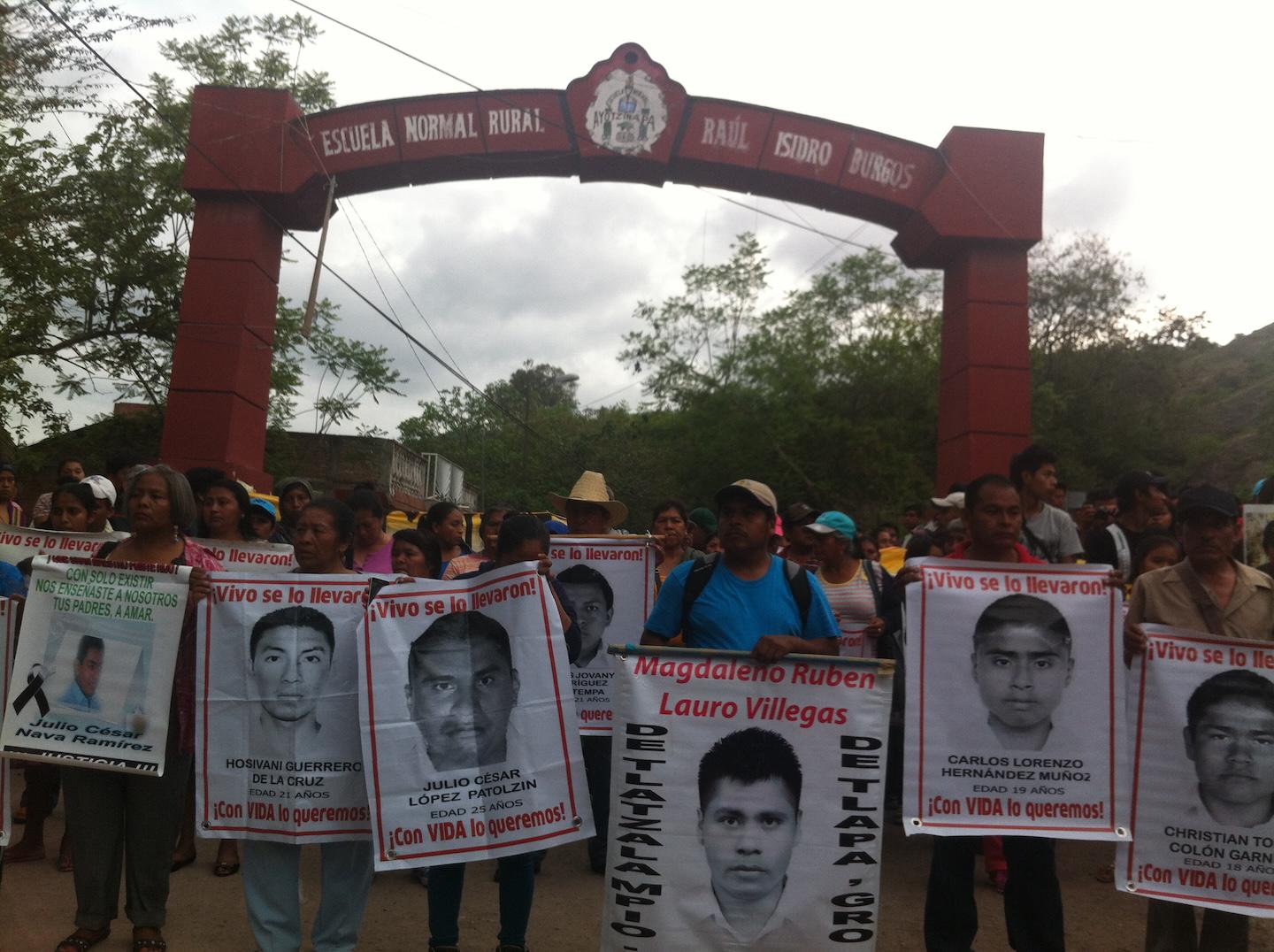 $!El 6 de junio de 2015, familiares de los 43 estudiantes se reunieron frente a la normal de Ayotzinapa para iniciar una marcha por las calles de Tixtla.