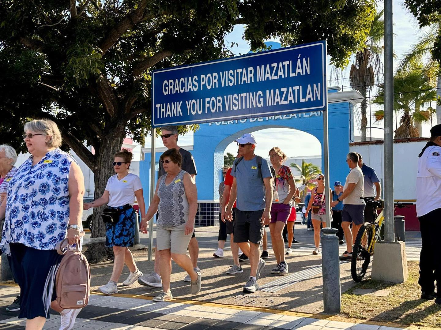 $!Llegan a Mazatlán dos cruceros con más de 6 mil turistas