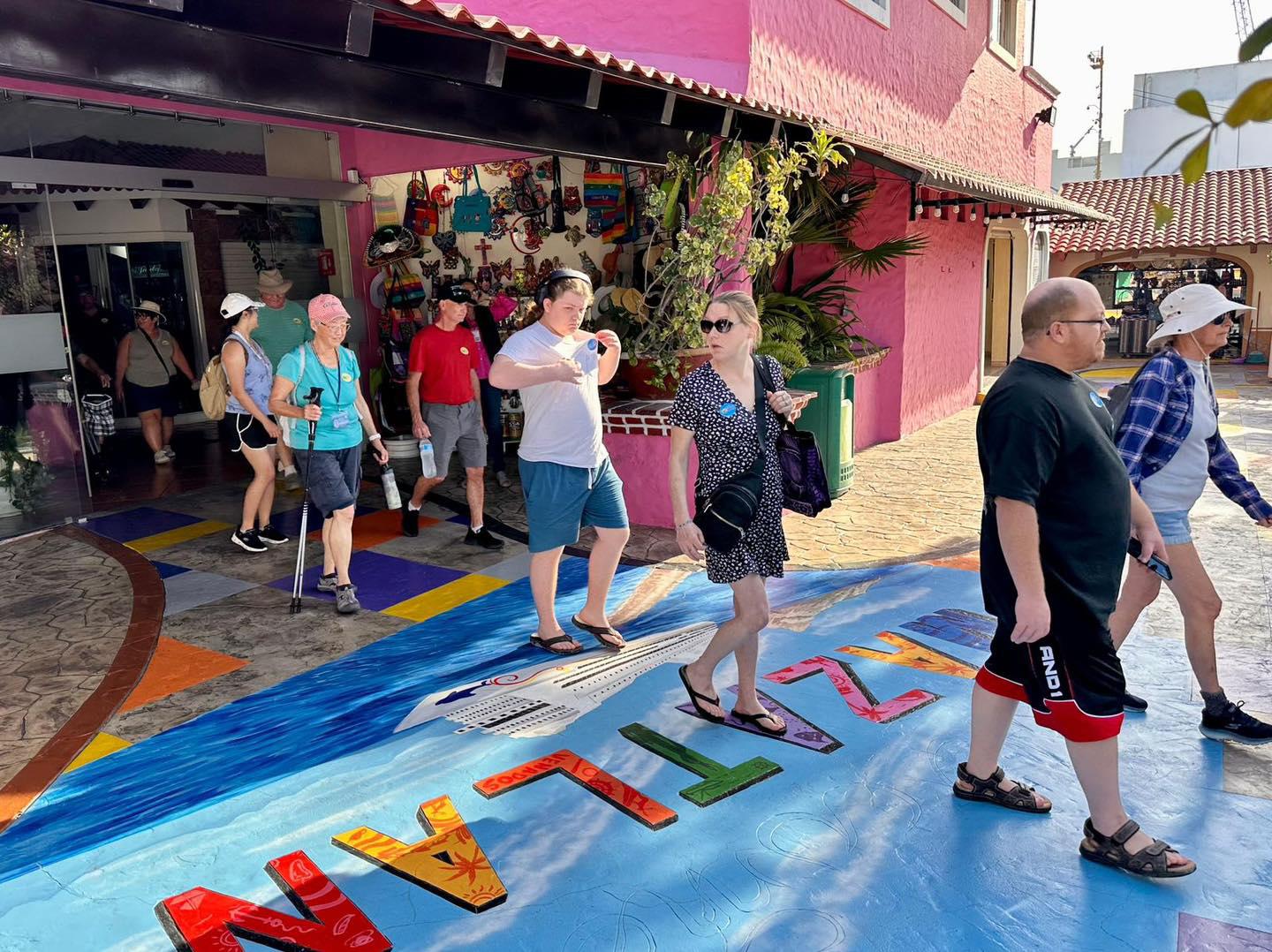 $!Llegan a Mazatlán dos cruceros con más de 6 mil turistas