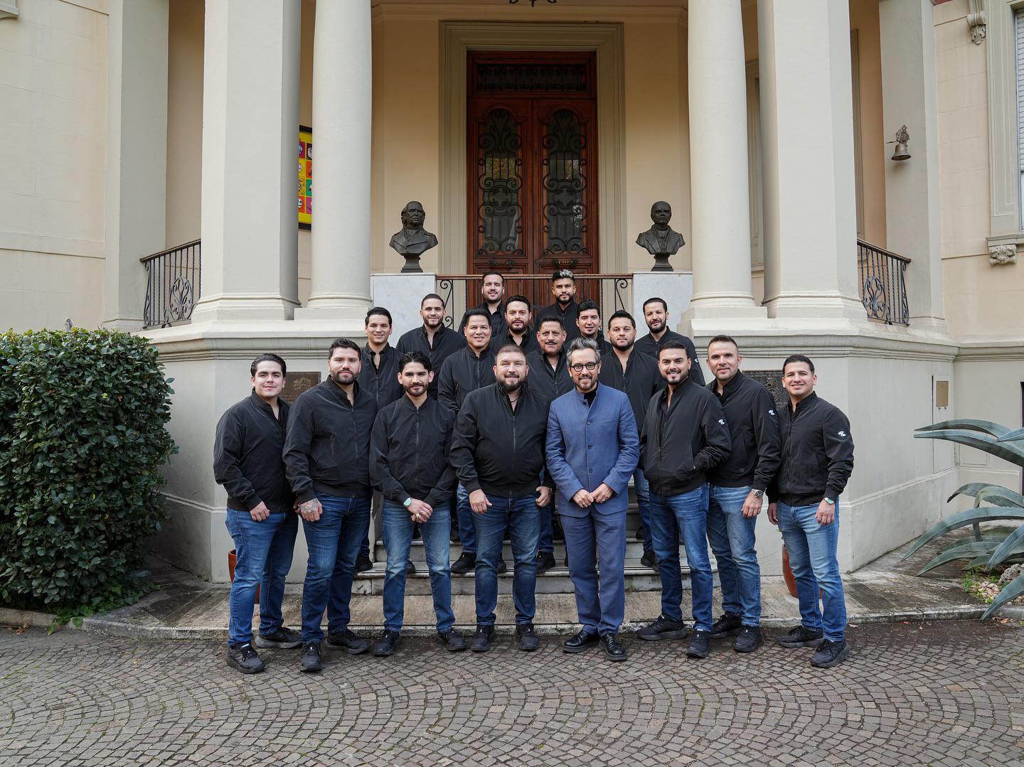 $!Banda El Recodo fue recibida por el embajador de México Genaro Lozano.