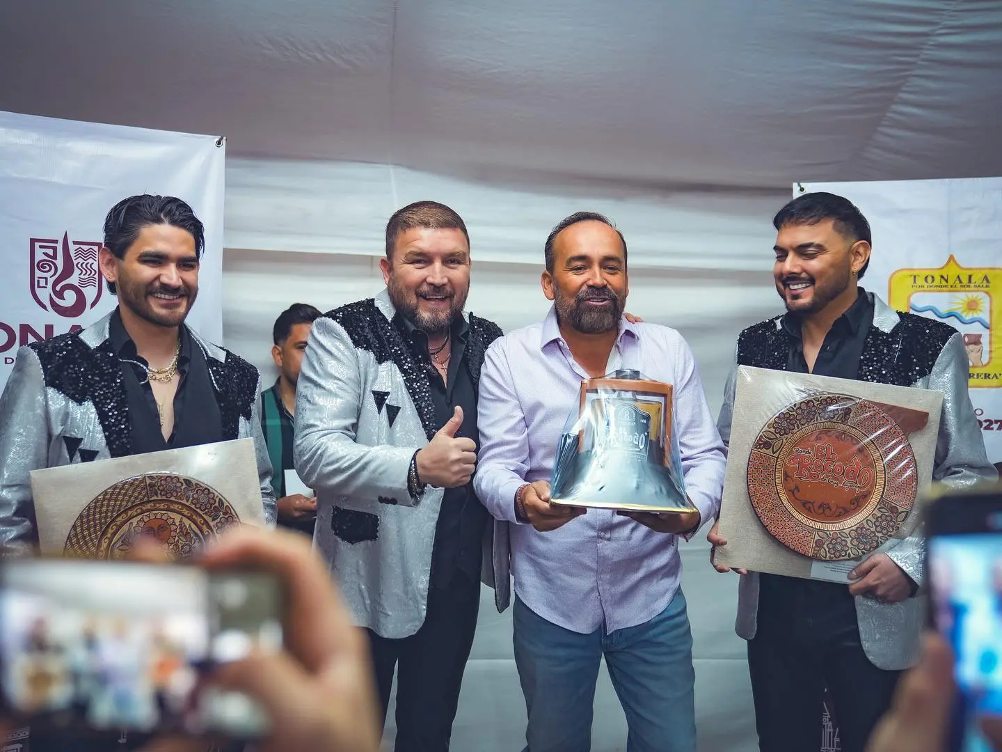 $!Previo al concierto, la agrupación recibe un reconocimiento especial por parte de los organizadores.