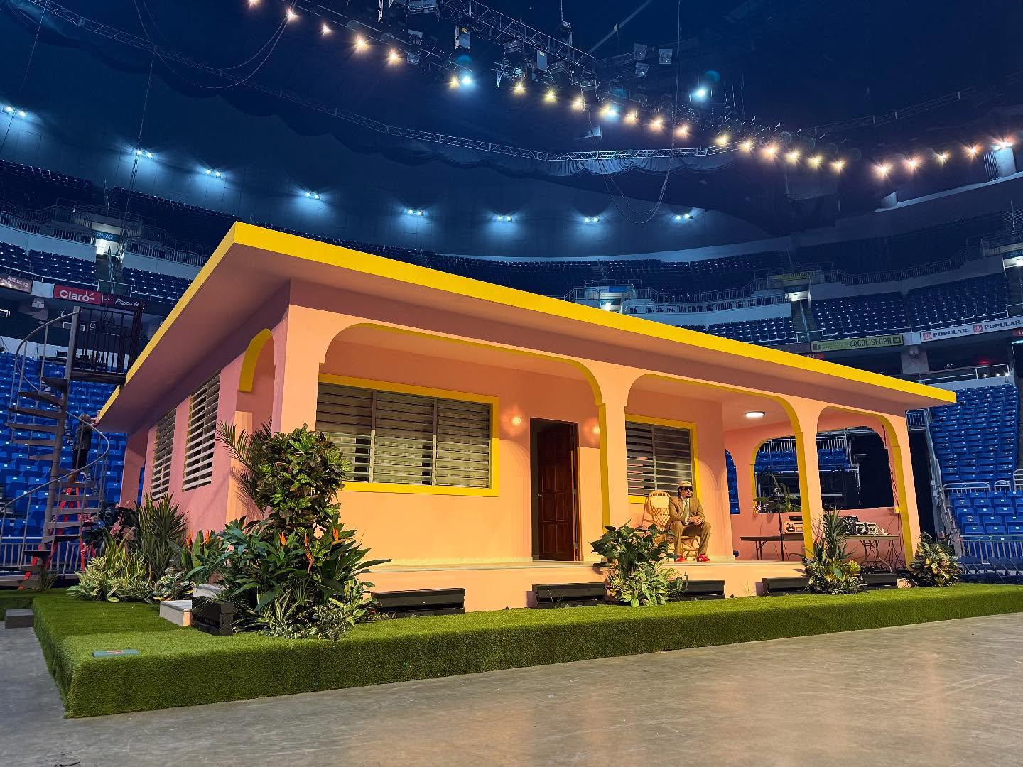 $!La propiedad fue fotografiada, medida y replicada en el escenario de los conciertos del reguetonero.