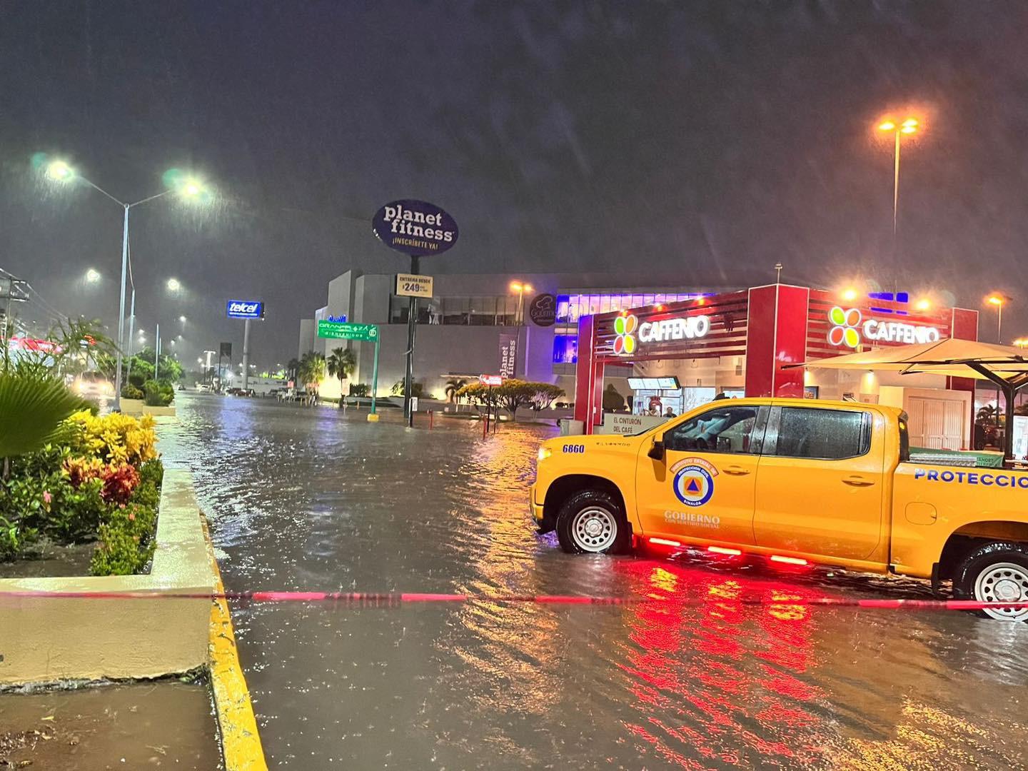 $!Cierran a la circulación las avenidas La Marina y Reforma, en Mazatlán, por inundaciones