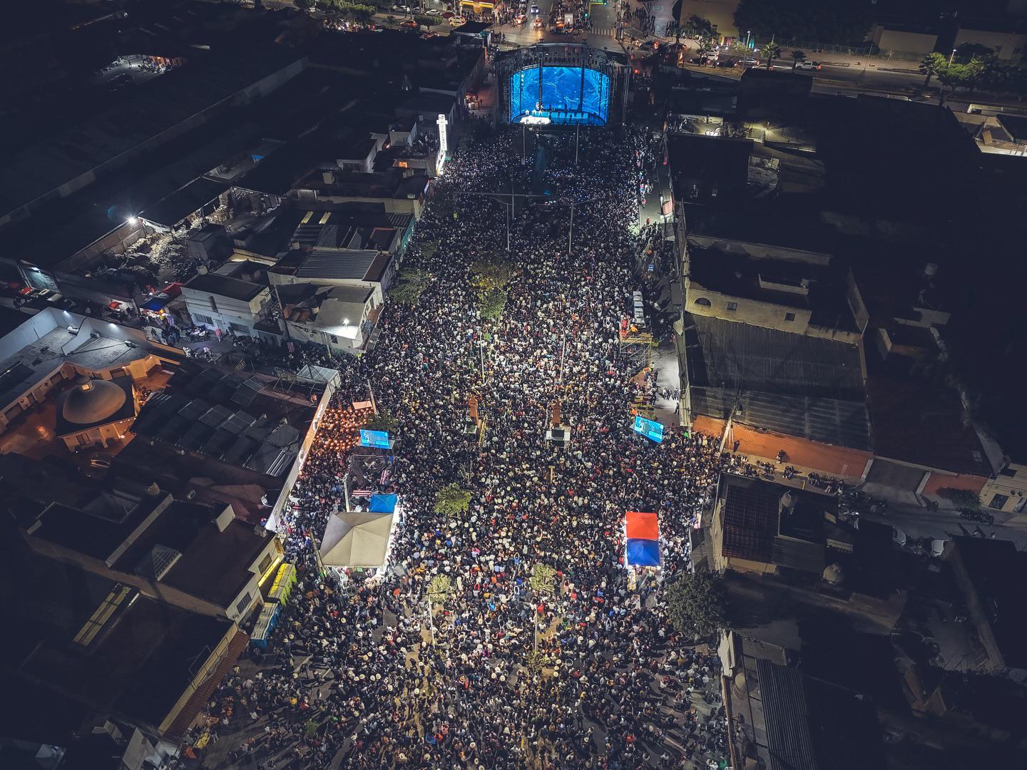 $!Miles de personas se reúnen a disfrutar del concierto.
