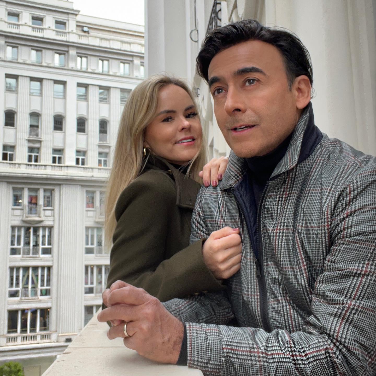 $!Anuncia Adal Ramones que espera su cuarto hijo a sus 61 años