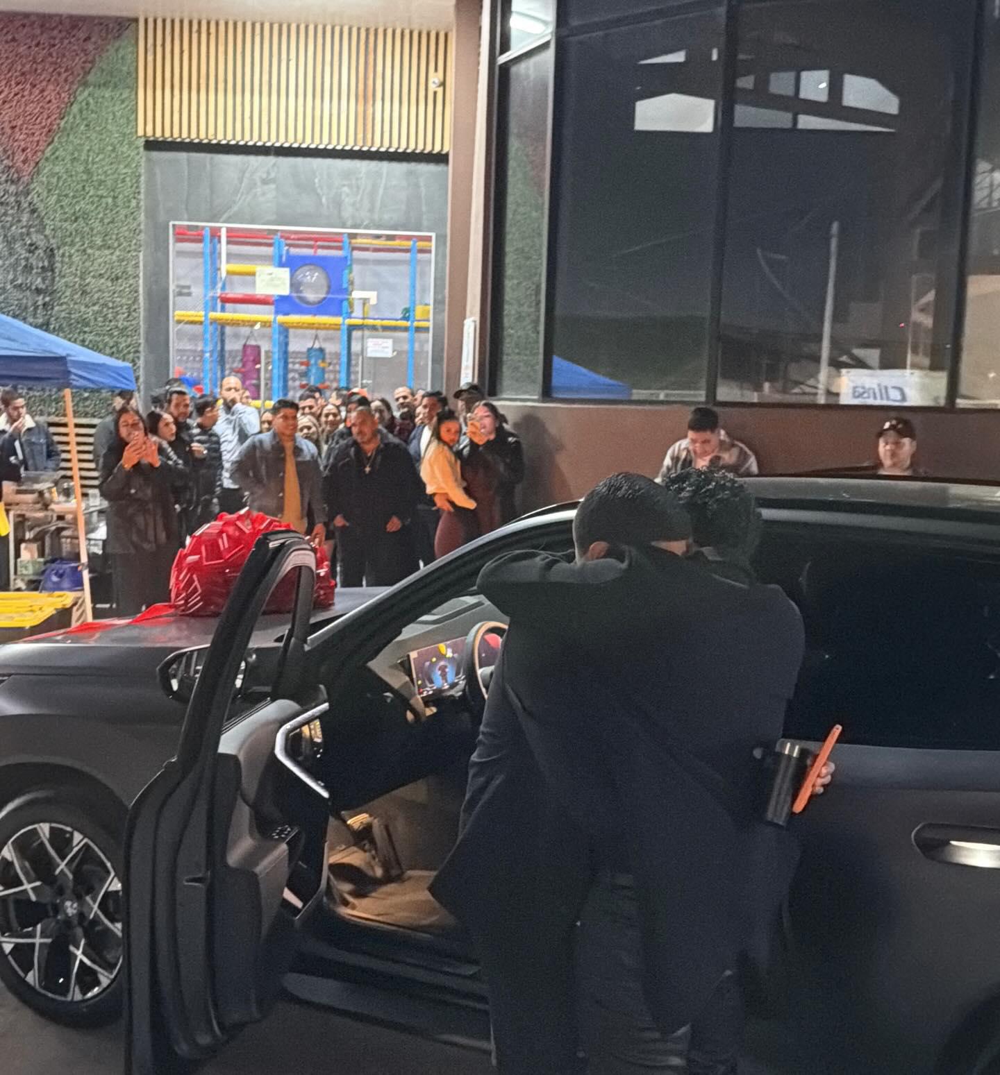 $!Sergio al momento de recibir su regalo de manos de Eduin Caz.