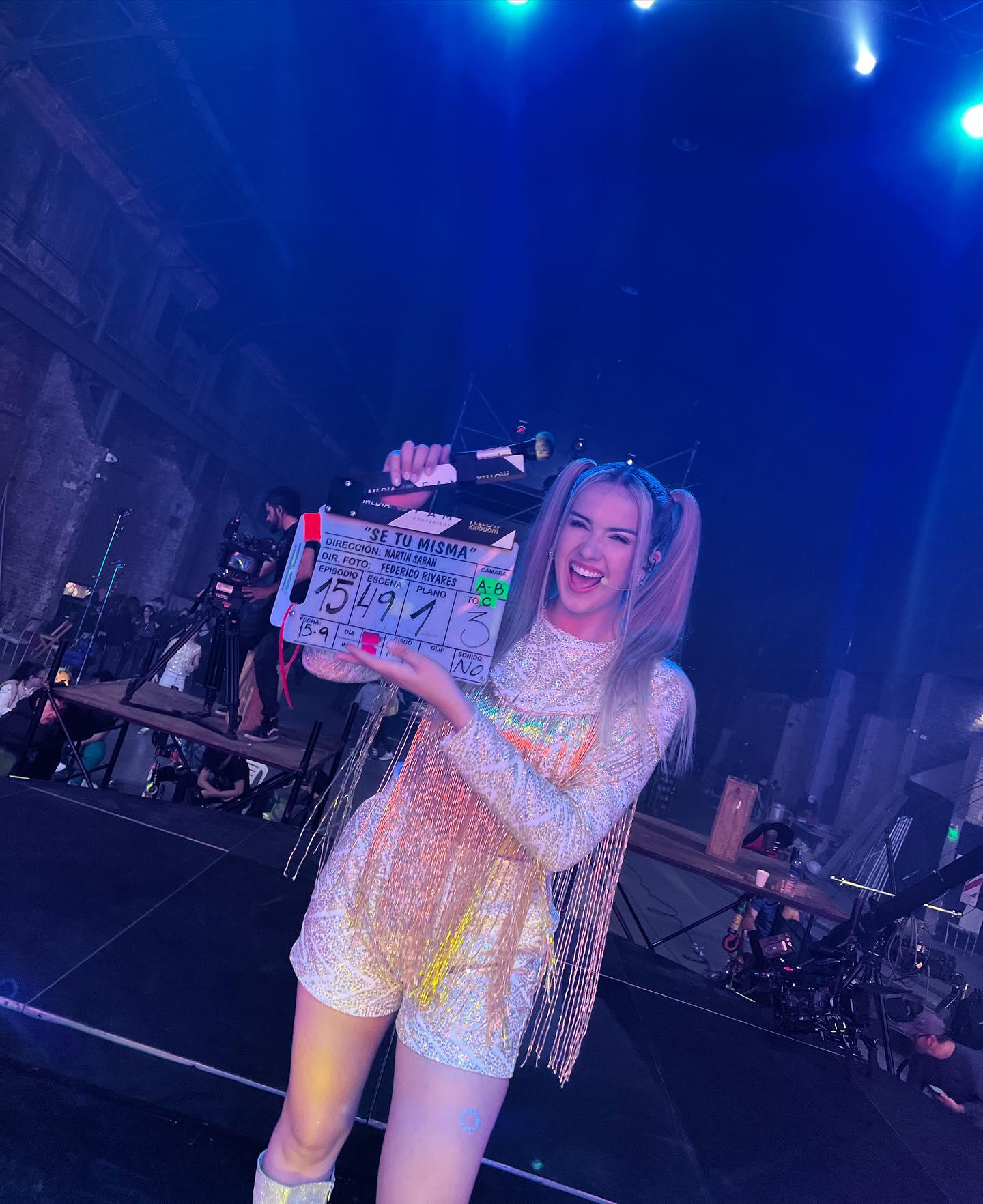 $!La sinaloense Renata Laveaga durante la filmación de uno de los capítulos.