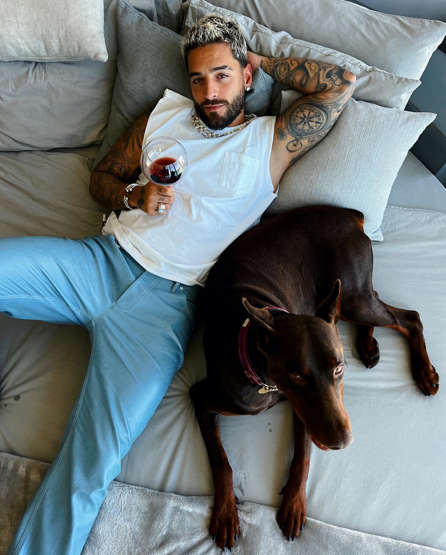 $!Se recupera Maluma tras operación de rodilla