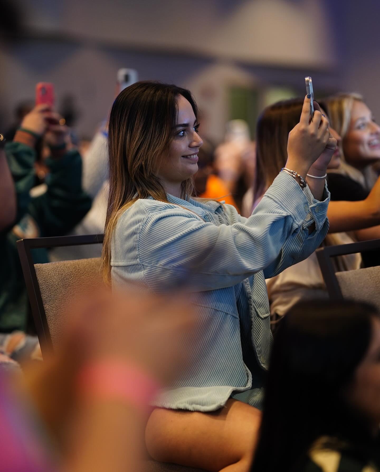 $!Sorprende Bad Bunny a estudiantes de Florida