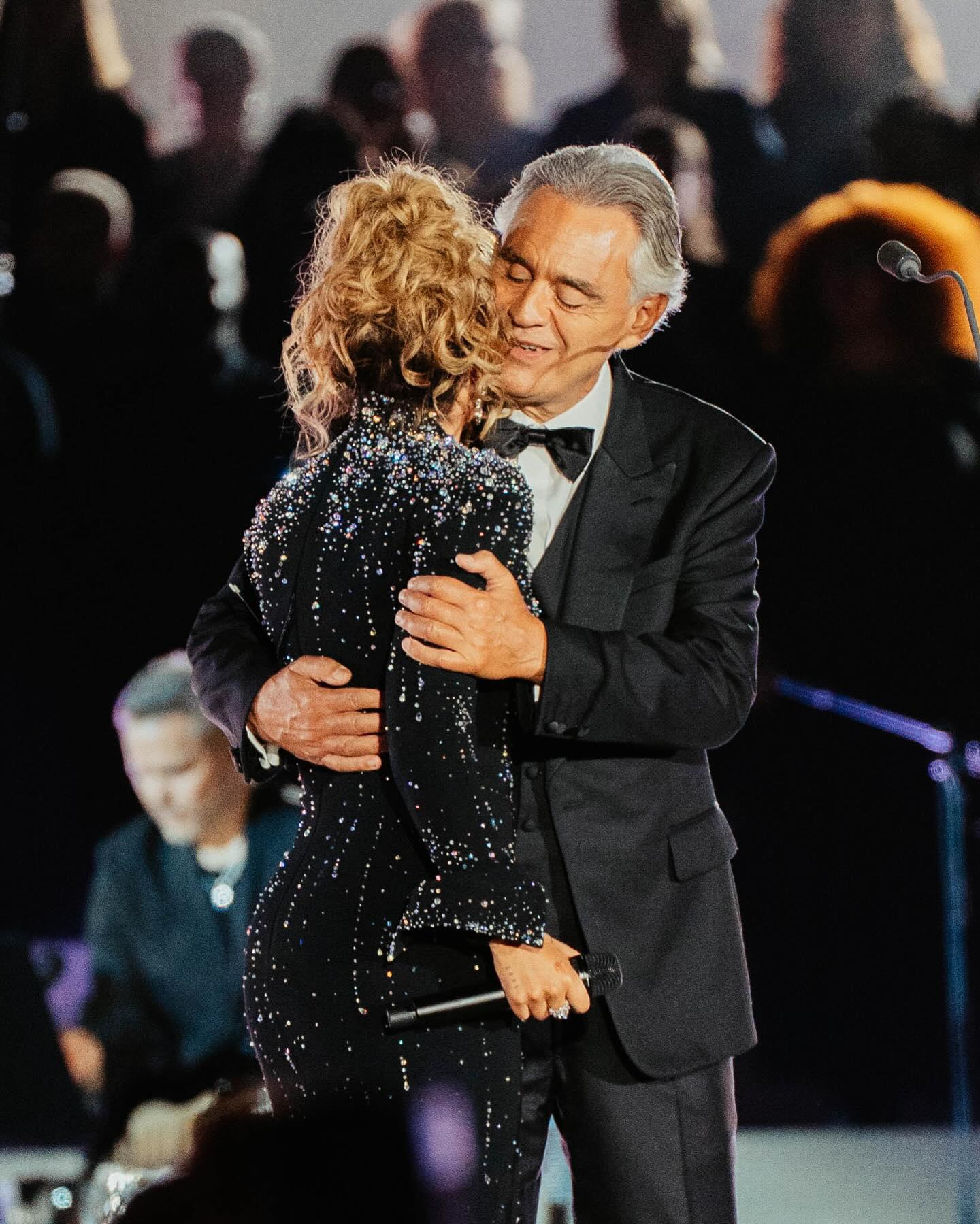 $!Karol G con el tenor Andrea Bocelli.