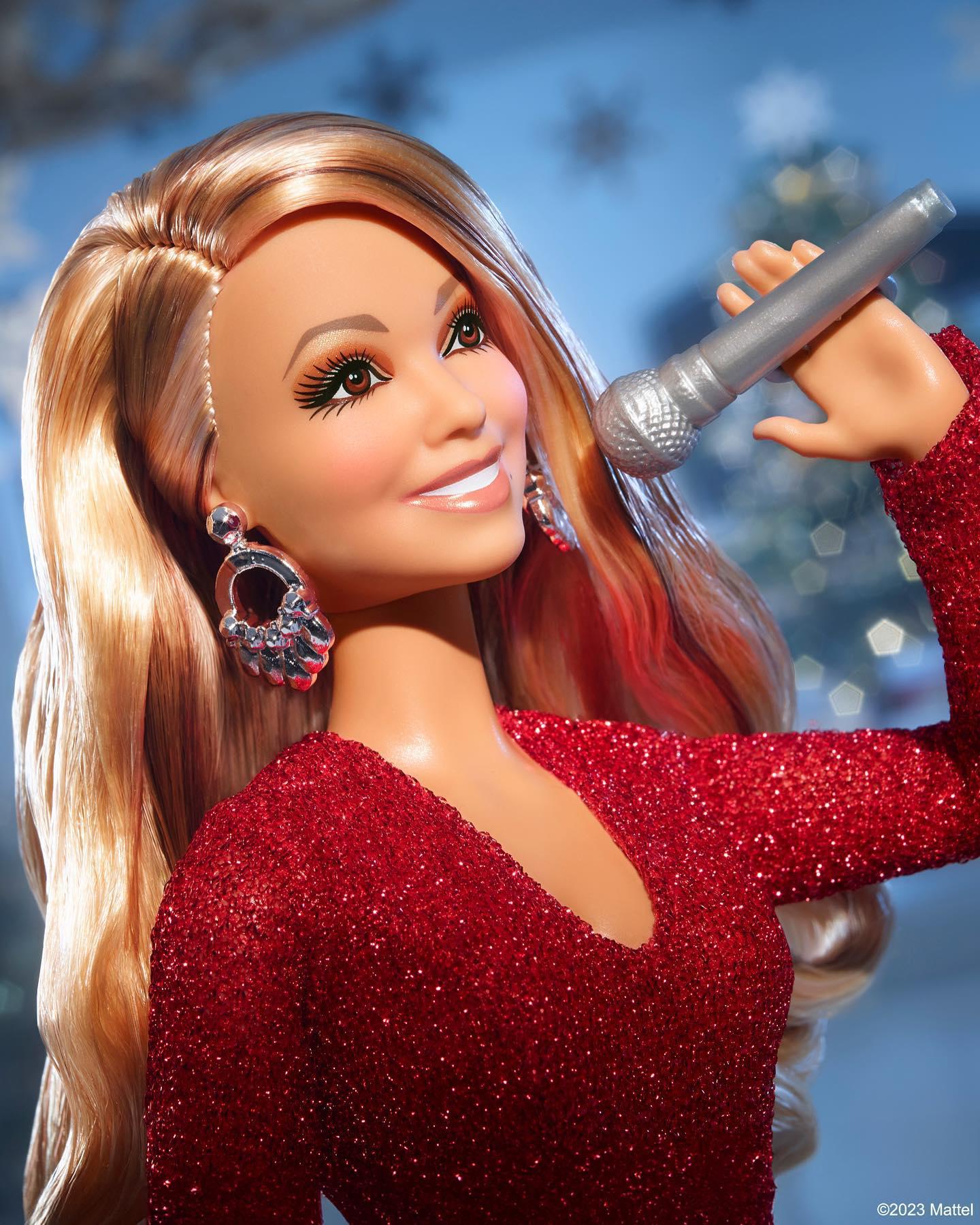 $!Barbie Mariah Carey viene con un micrófono de mano.