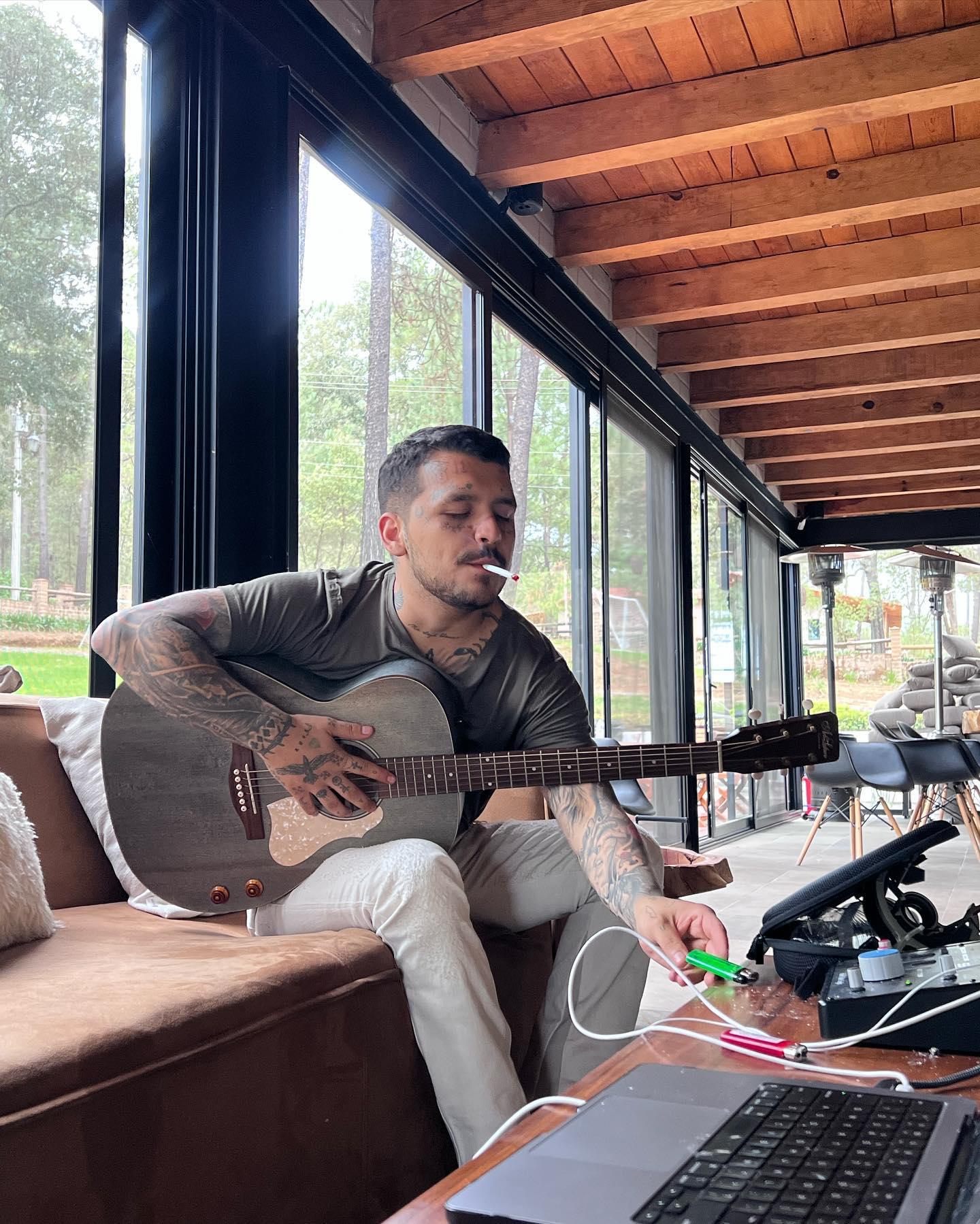 $!Muestra Christian Nodal su rostro tras realizarse costoso tratamiento para borrar sus tatuajes