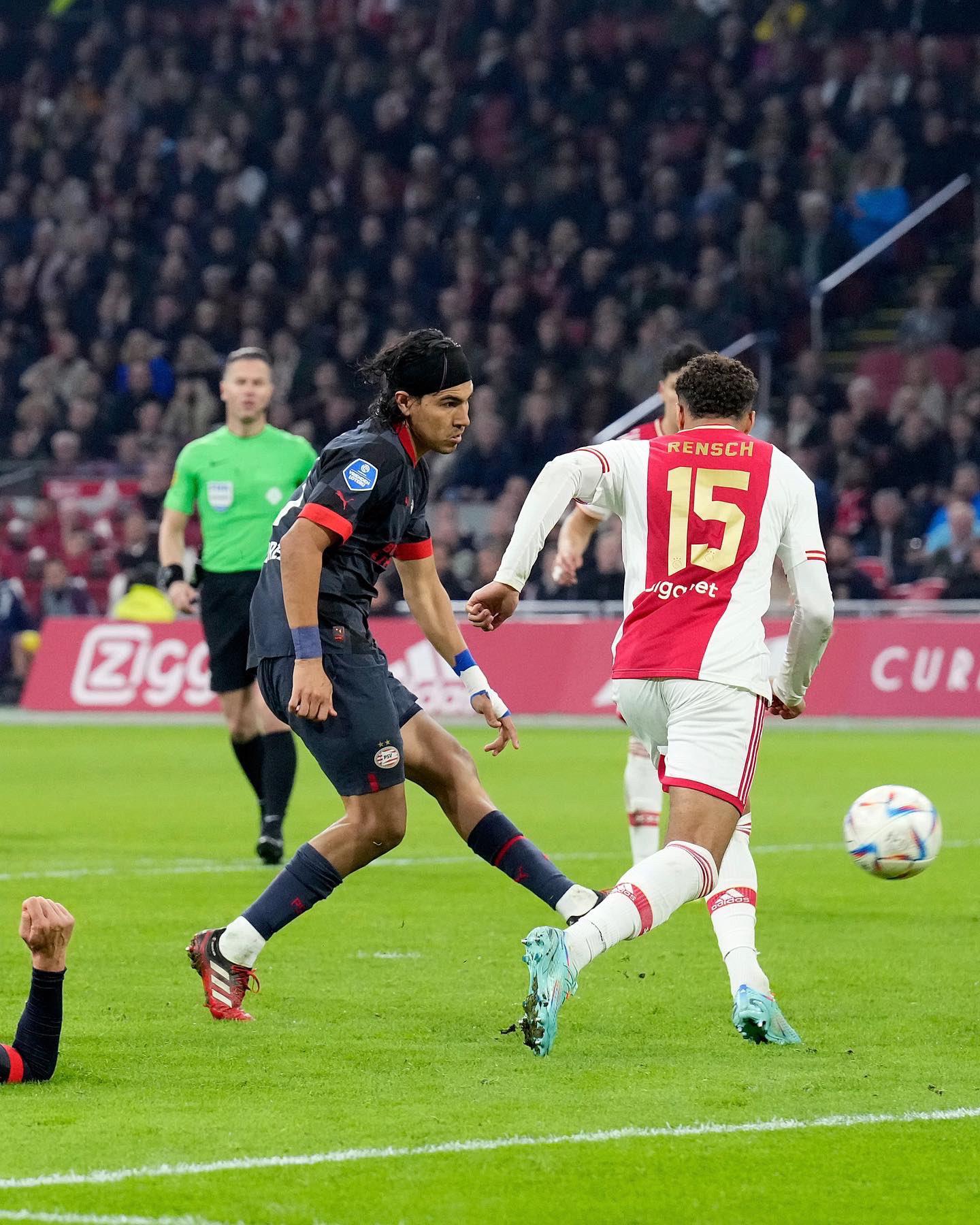 $!Sinalonse Érick Gutiérrez da el triunfo y la cima al PSV sobre el Ajax