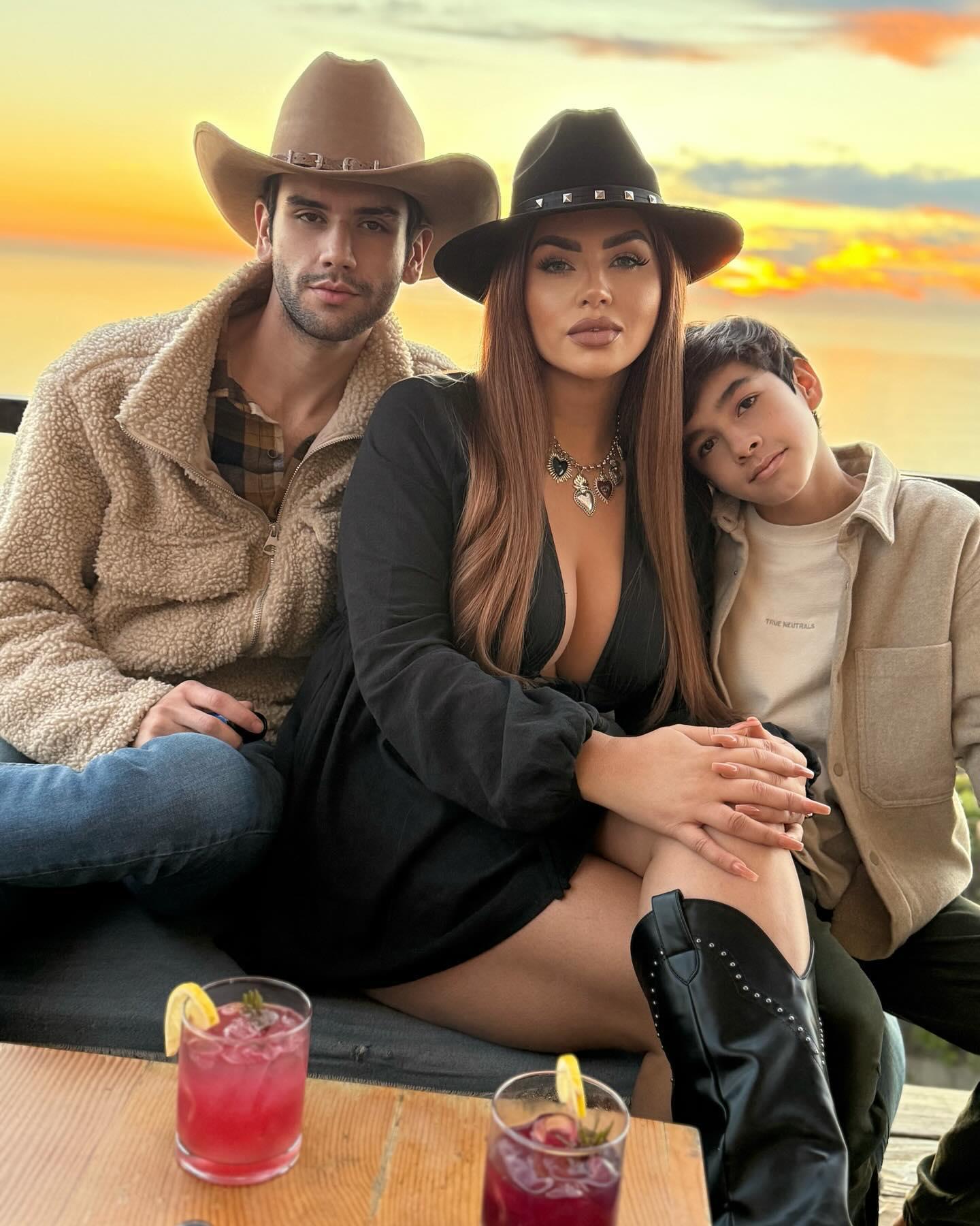 $!Mariana junto a sus dos hijos.