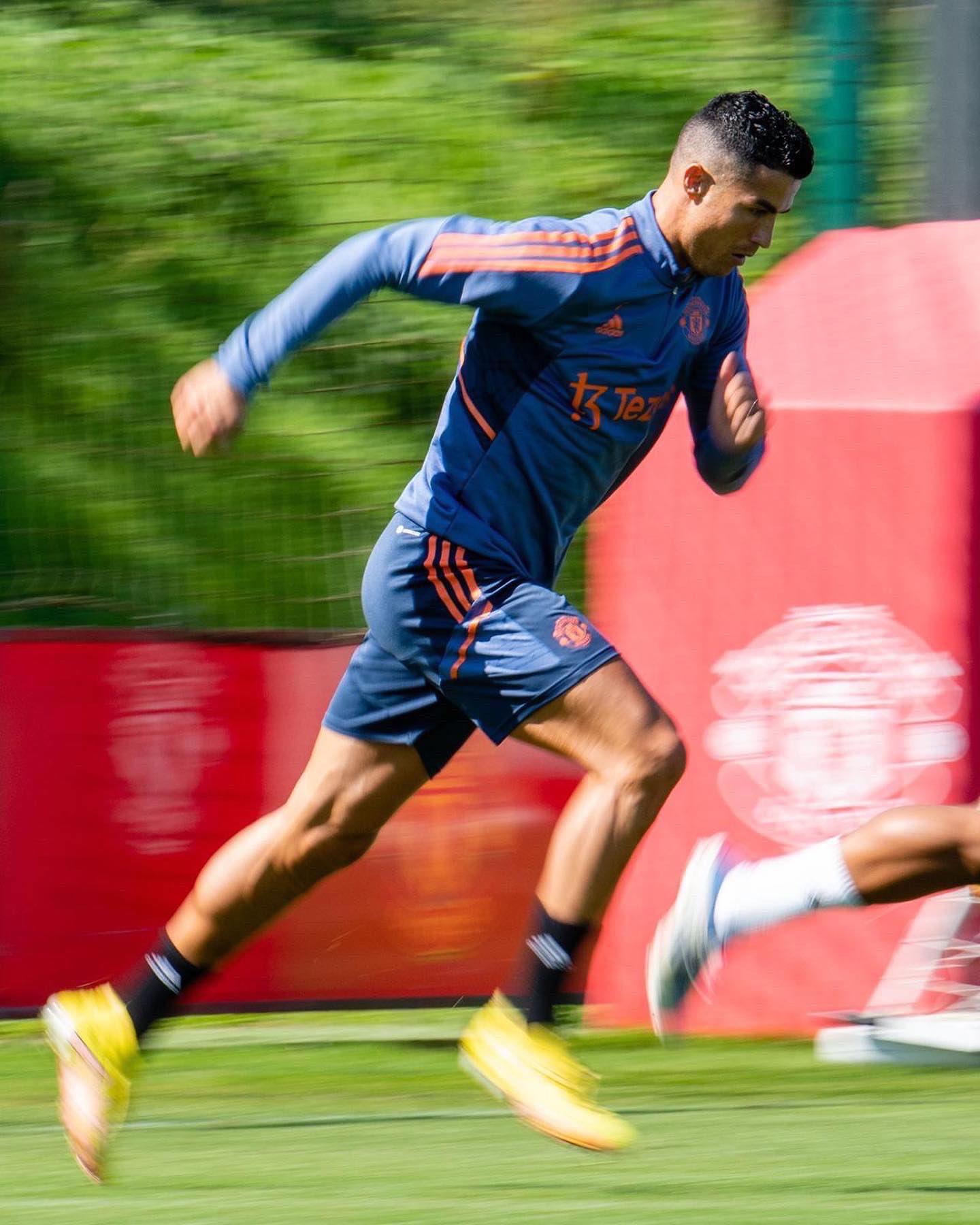 $!Policía británica amonesta a Cristiano Ronaldo por arrojar el celular de un aficionado