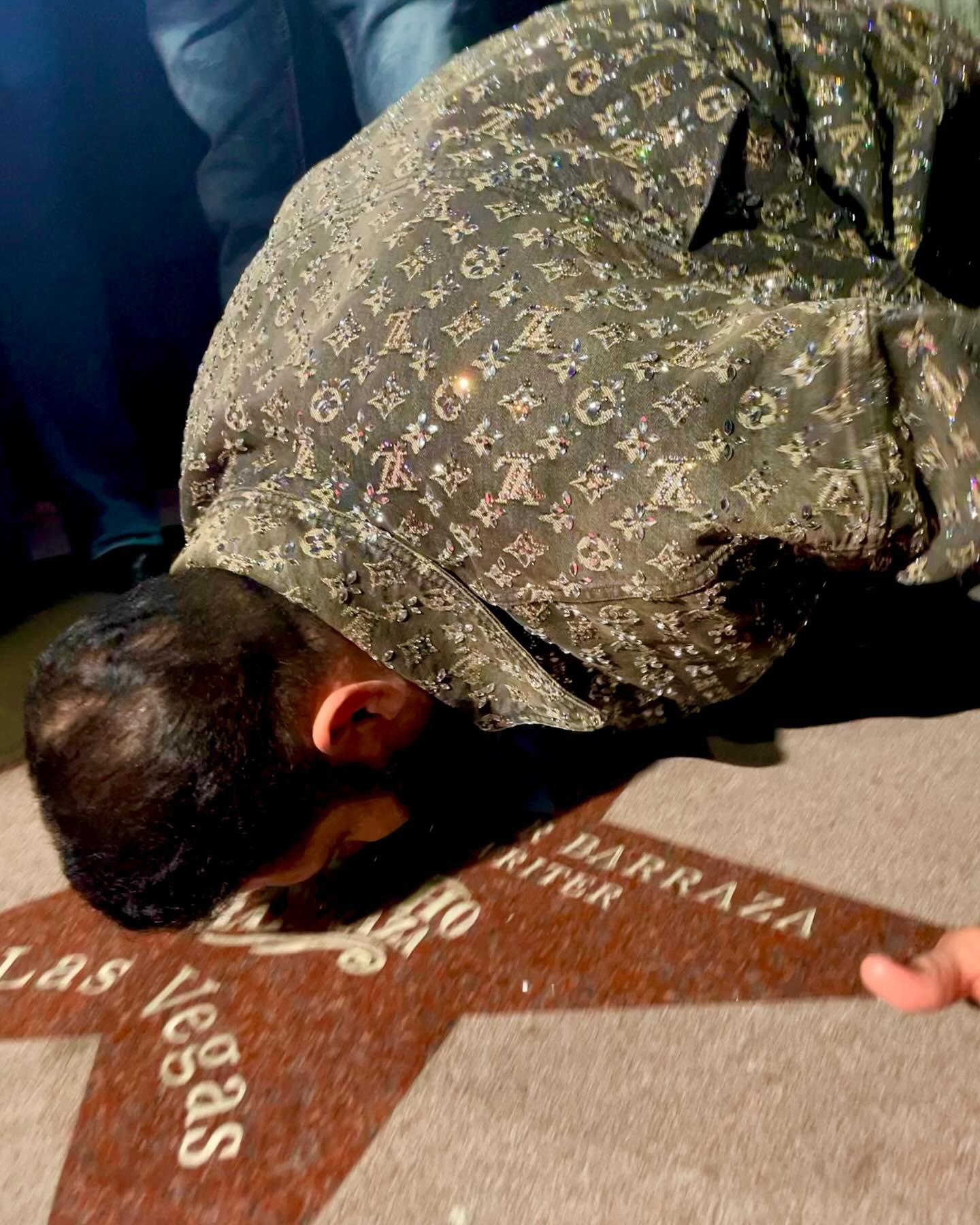 $!Luego de besar a su esposa, besó la estrella.