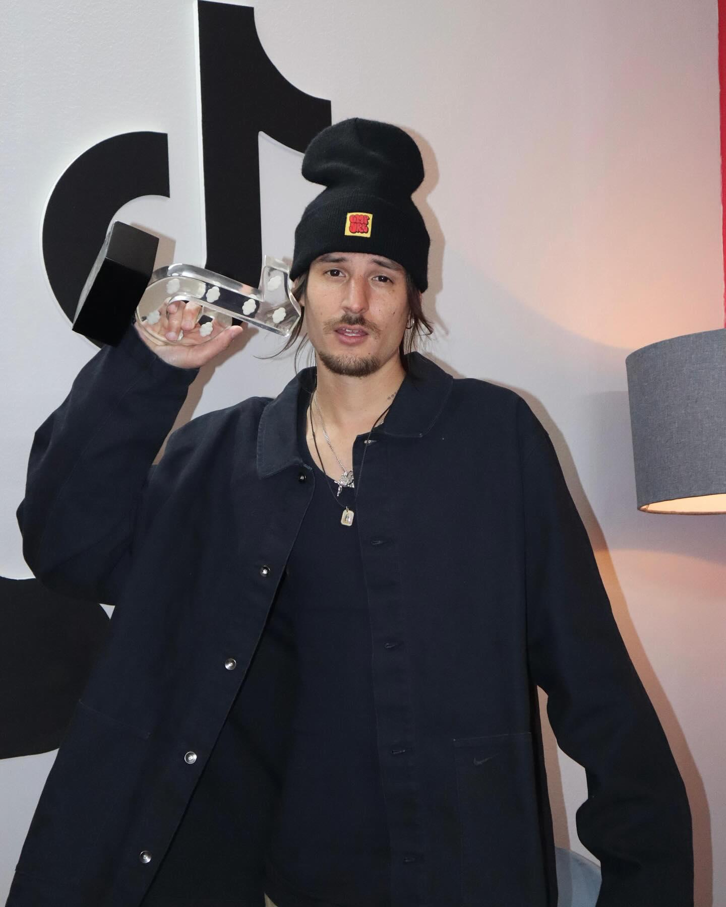 $!Danny Ocean se lleva el premio como Artista del Año.