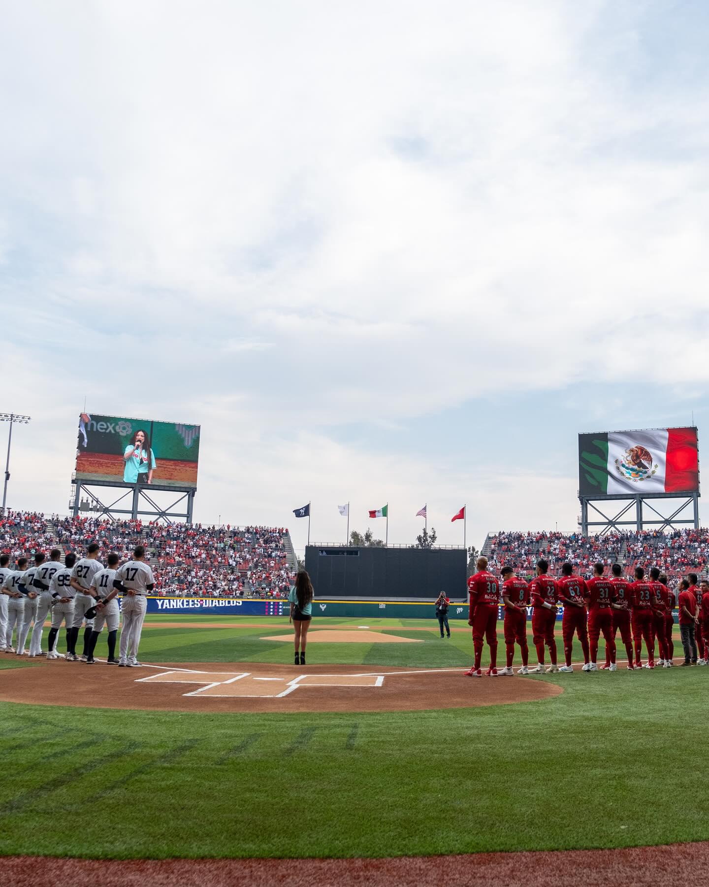$!Interpreta Paty Cantú el Himno Nacional Mexicano en juego de beisbol