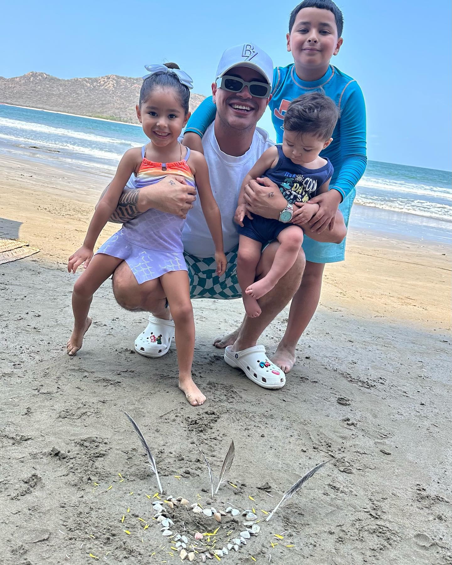 $!Eduin Caz celebra con sus tres hijos.