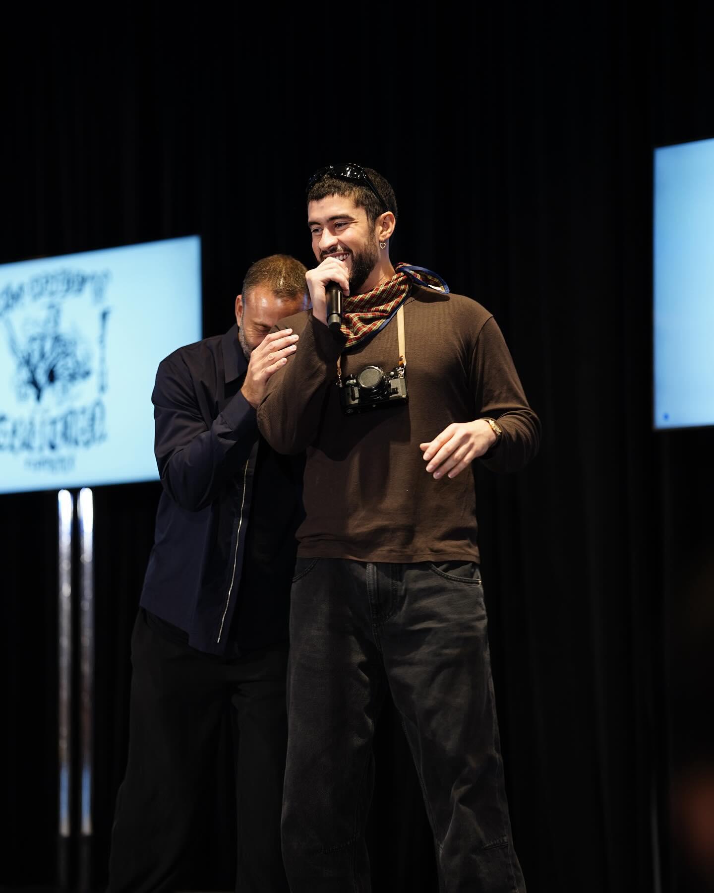 $!Sorprende Bad Bunny a estudiantes de Florida