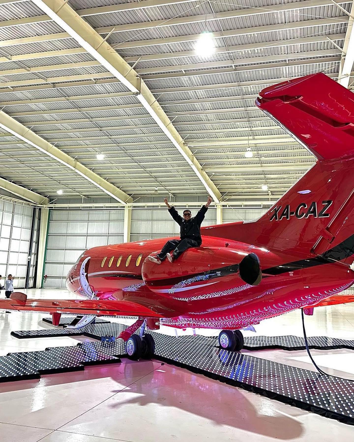 $!Presume Eduin Caz su nueva adquisición, un avión modelo Hawker 800