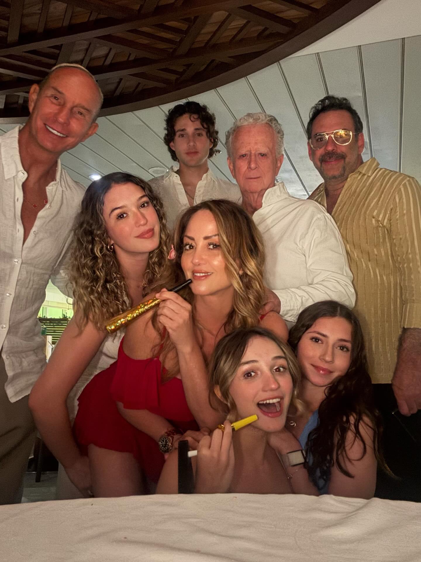 $!Andrea Legarreta celebró la llegada de 2026 acompañada de su familia.