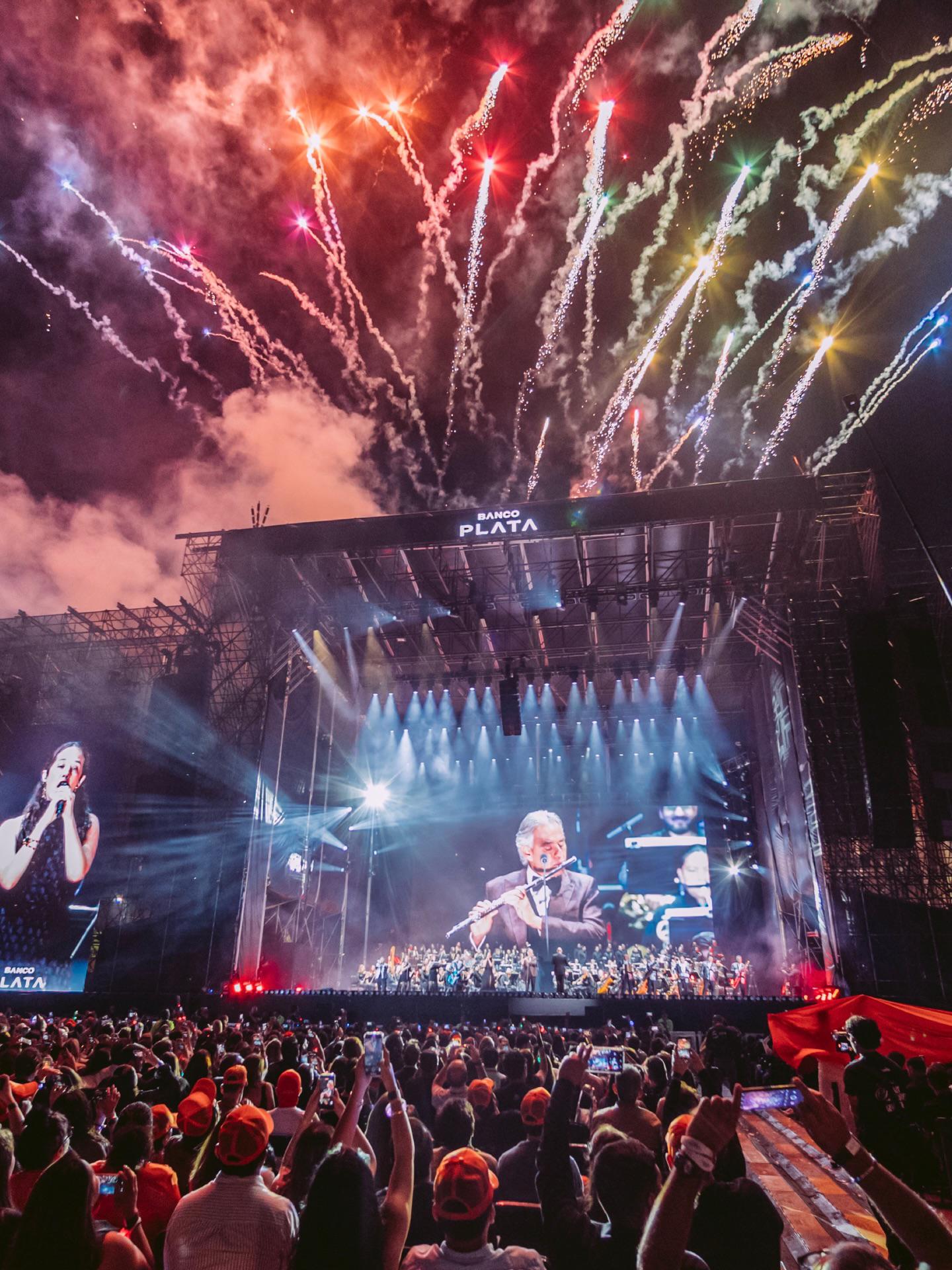 $!Con Andrea Bocelli tocando la flauta traversa, Ximena Sariñana cantó What a wonderful world.