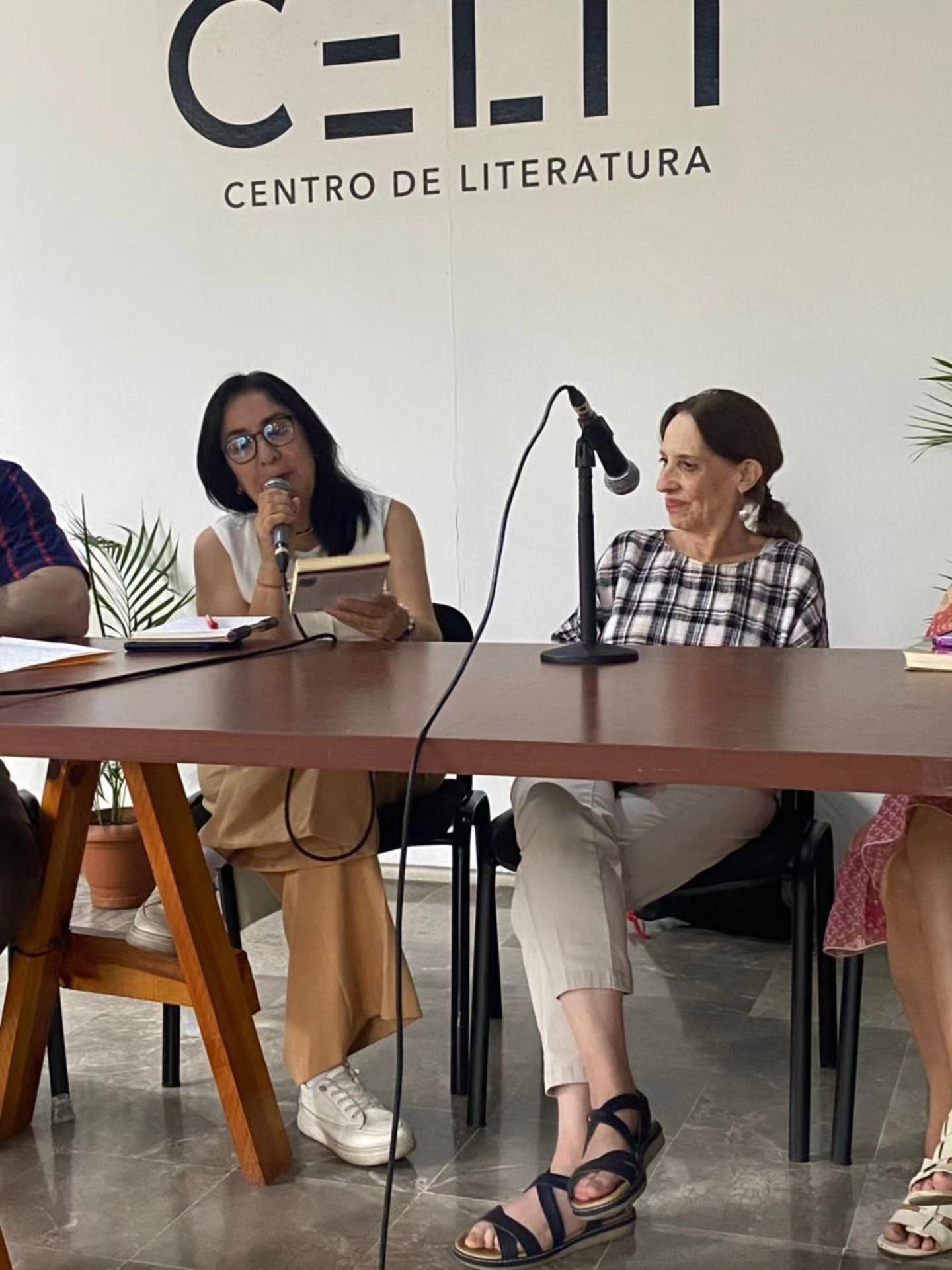 $!La escritora habló, entre otras cosas, del humor en sus obras literarias.