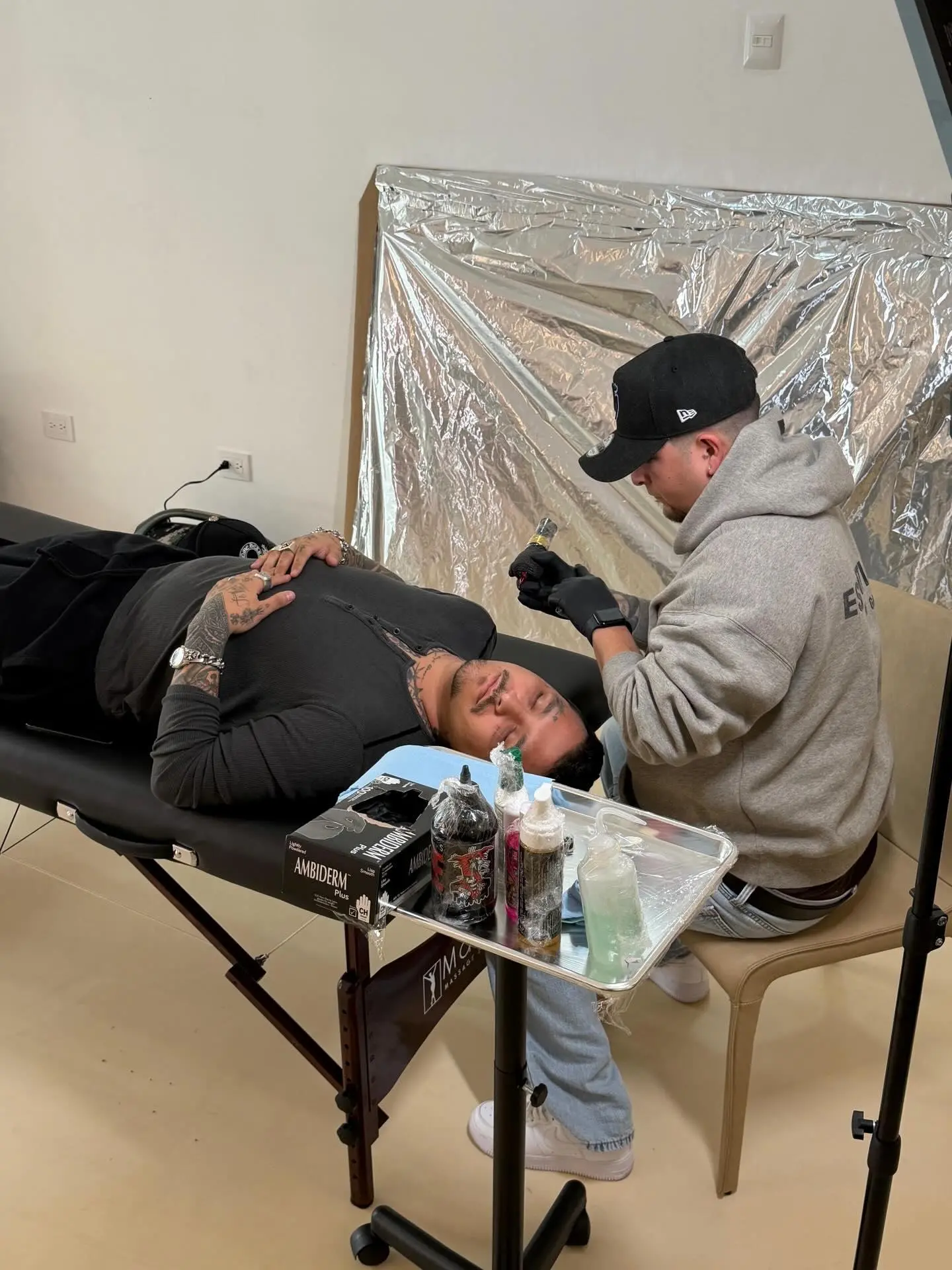 $!Presume Christian Nodal nuevo tatuaje en el cuello; podría ser dedicado a su esposa