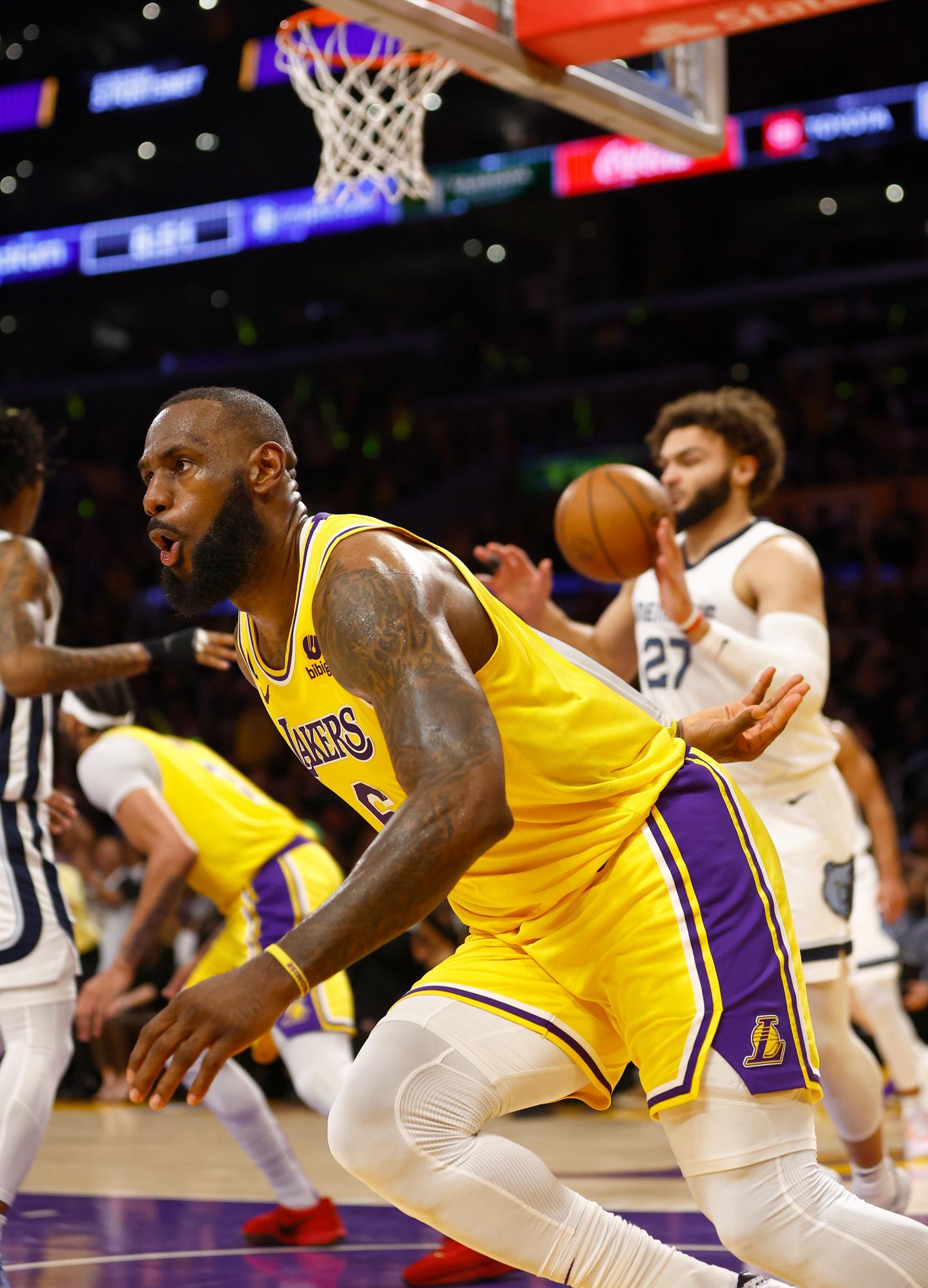 $!Lakers domina en casa y avanza de ronda