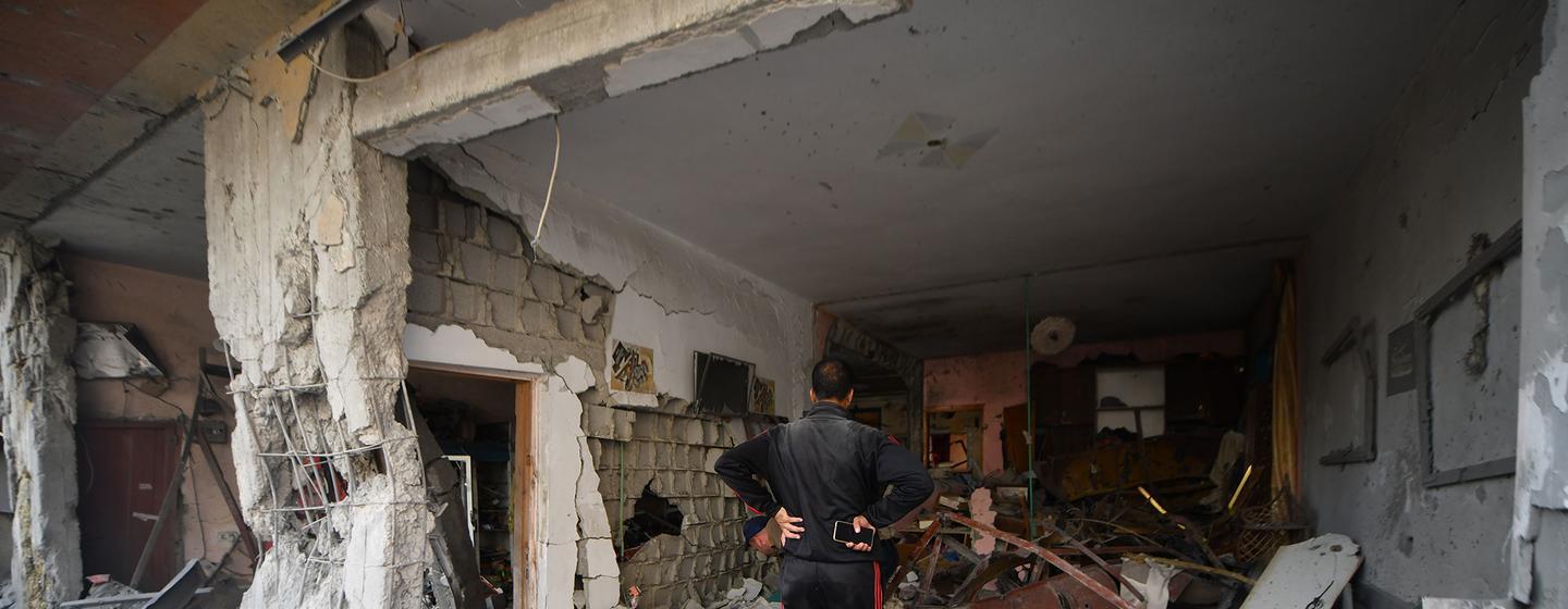 $!Un hombre inspecciona su casa destruida en la ciudad de Khan Younis, en el sur de la Franja de Gaza.