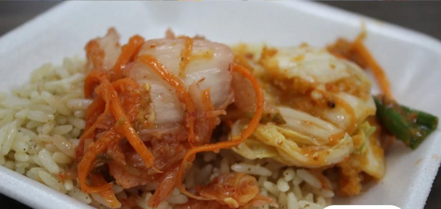 $!La sesión permitió a los participantes adentrarse en sabores auténticos como el kimchi.