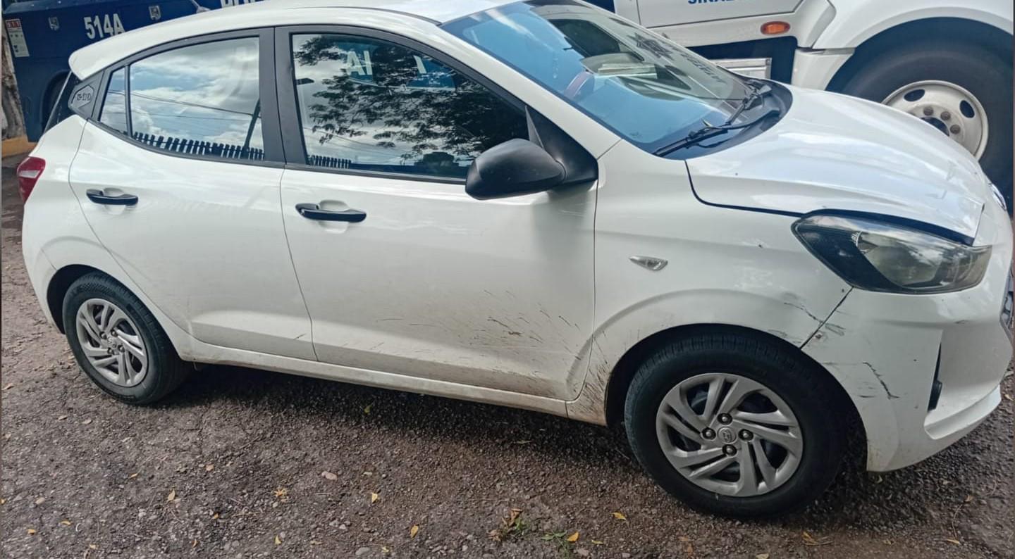$!Localizan vehículos abandonados con cargadores para AK-47 y cartuchos en Culiacán