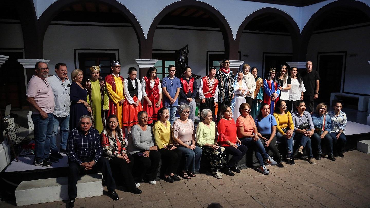 $!Integrantes del taller, maestros y autoridades del ISIC, durante la inauguración.