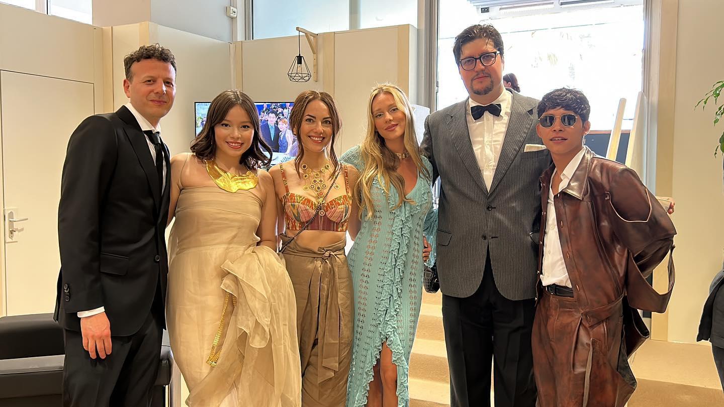 $!El cineasta y el elenco previo a la proyección de la cinta.