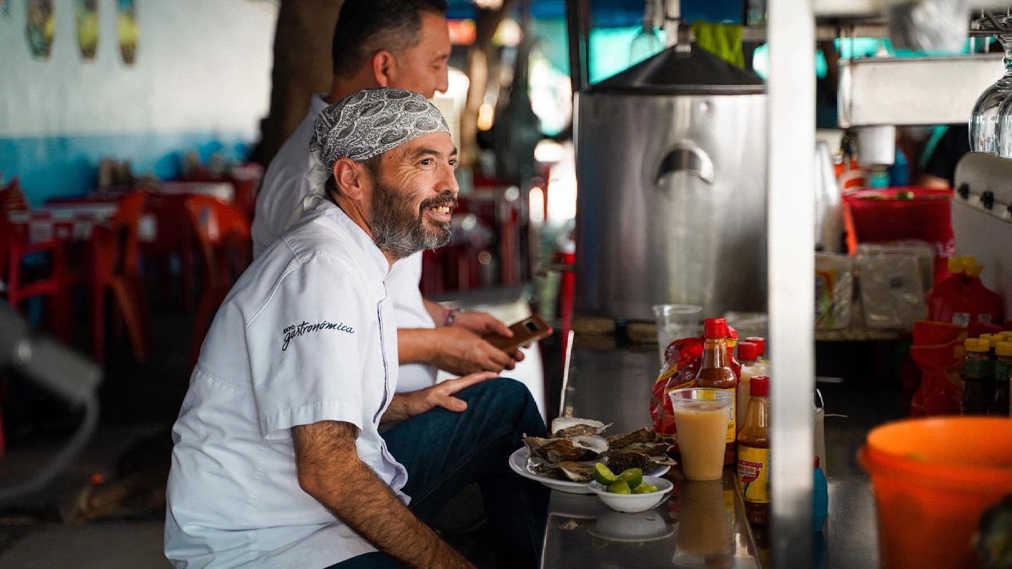 $!Degustando de unos ostiones.