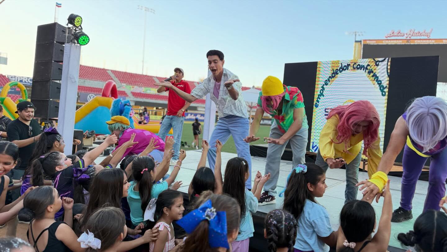 $!Los Saja Boys encienden el escenario con su energía y ritmo, animando a los asistentes durante el evento.