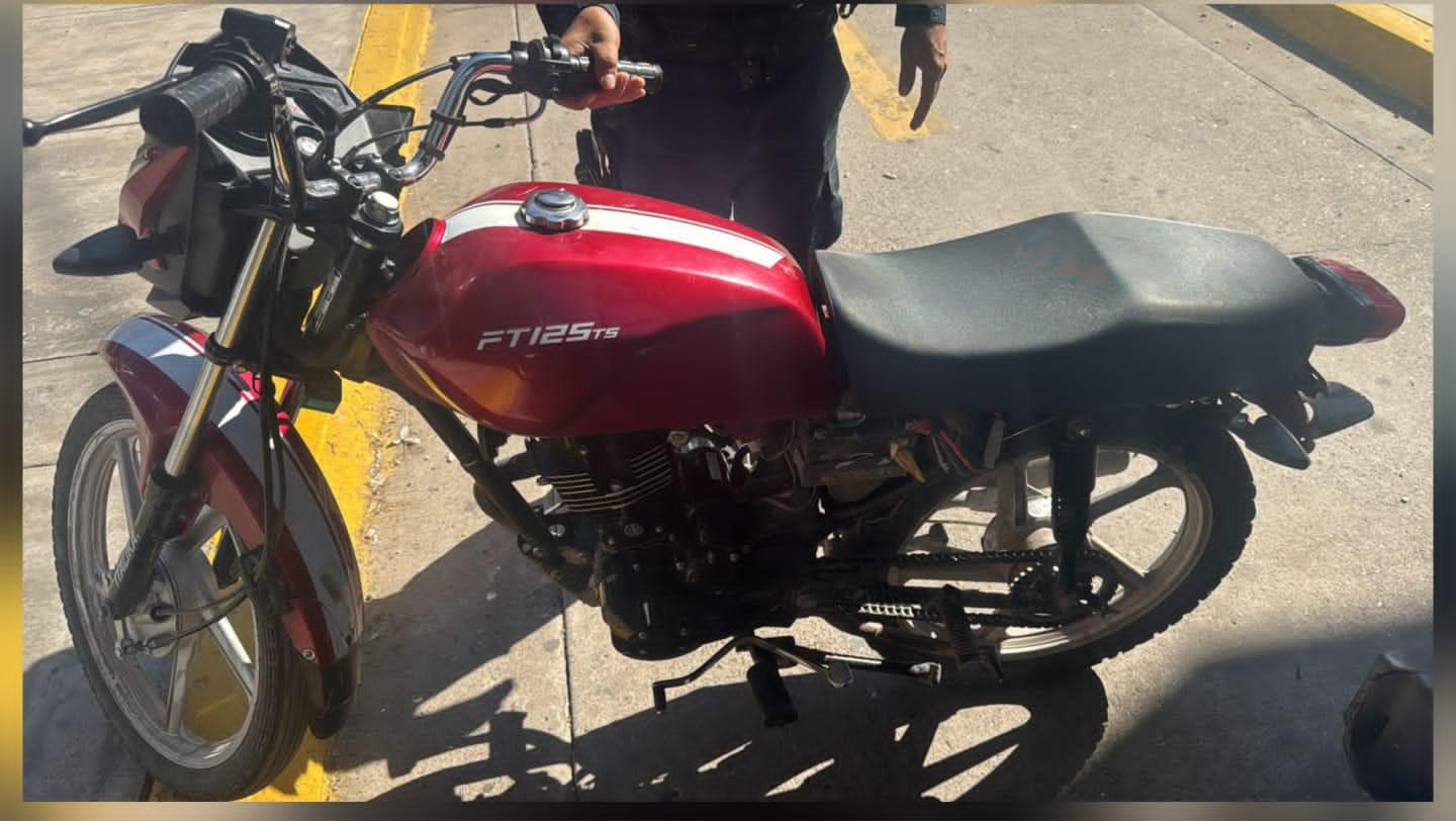 $!Detienen a menor y aseguran motocicleta tras persecución en la comisaría de Bellavista, Culiacán