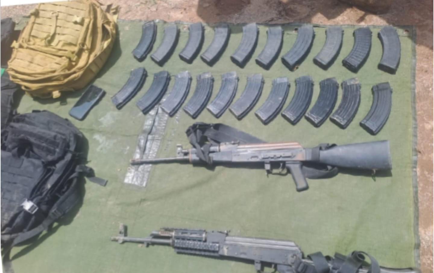 $!Ejército detiene a un civil y asegura armamento en vivienda abandonada de Elota