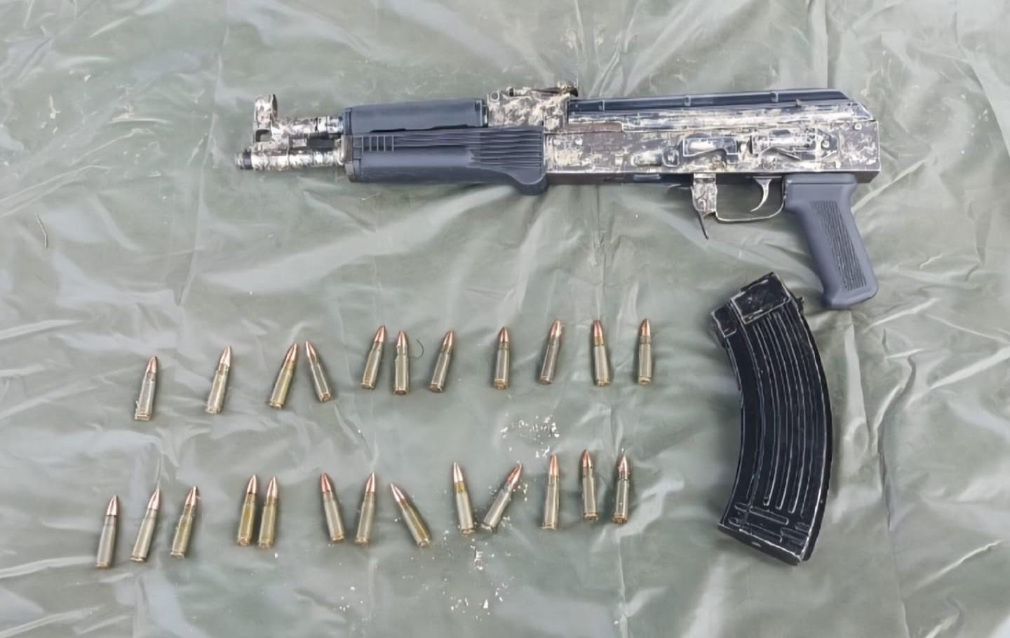 $!Sedena asegura arma larga y cartuchos en operativo en campo agrícola de Navolato