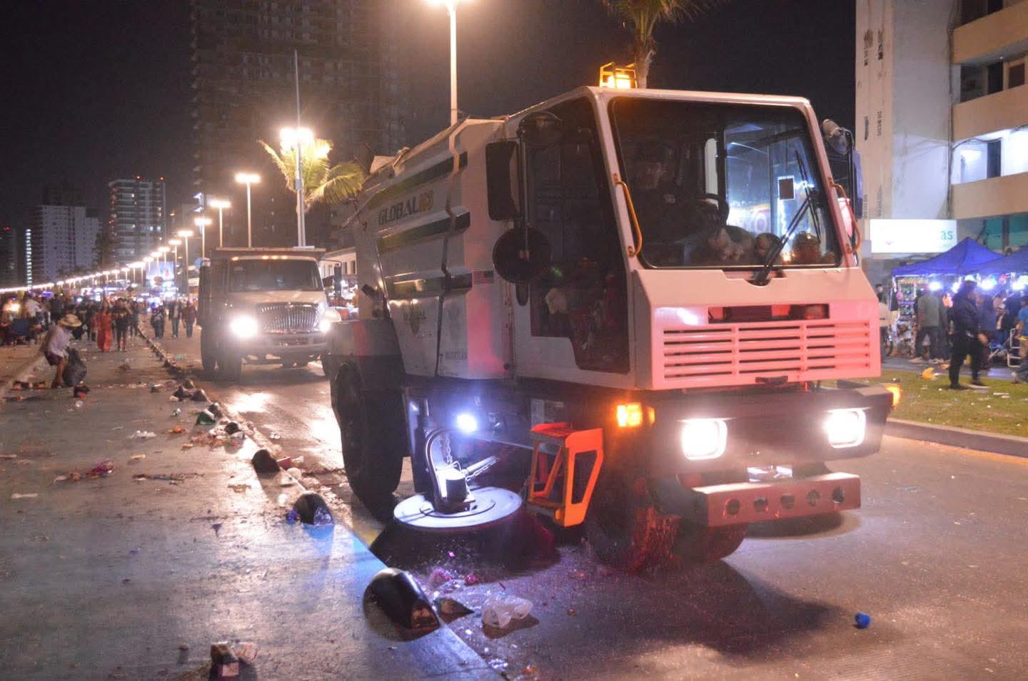 $!Aseo Urbano y Parques y Jardines se suman a la limpieza en Carnaval de Mazatlán con 300 trabajadores