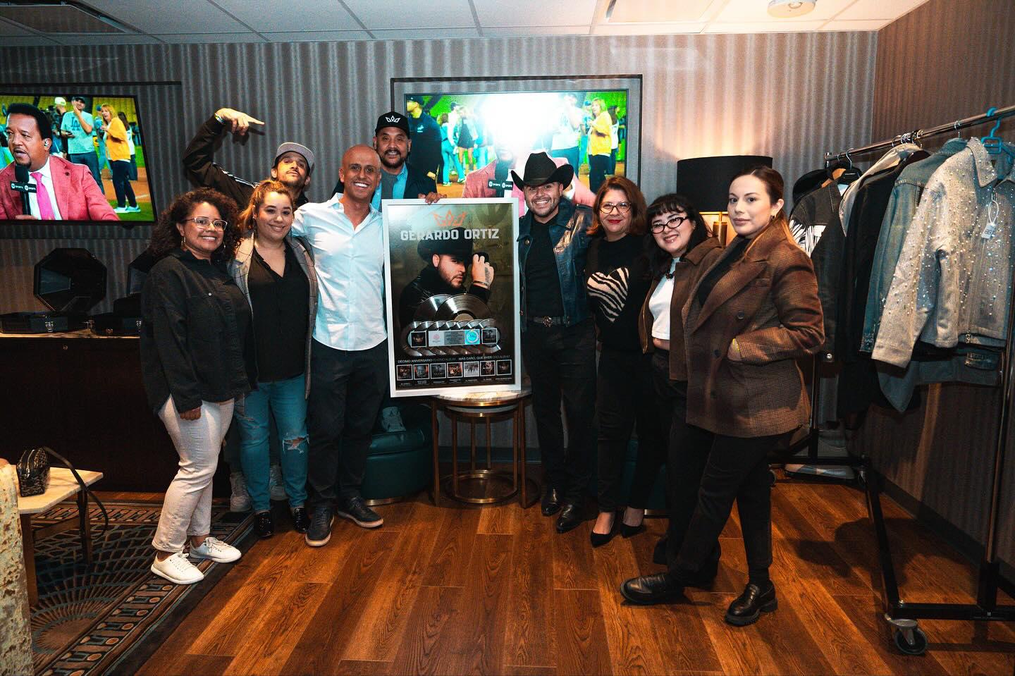 $!El artista fue sorprendido en el backstage con una entrega especial de múltiples certificaciones.