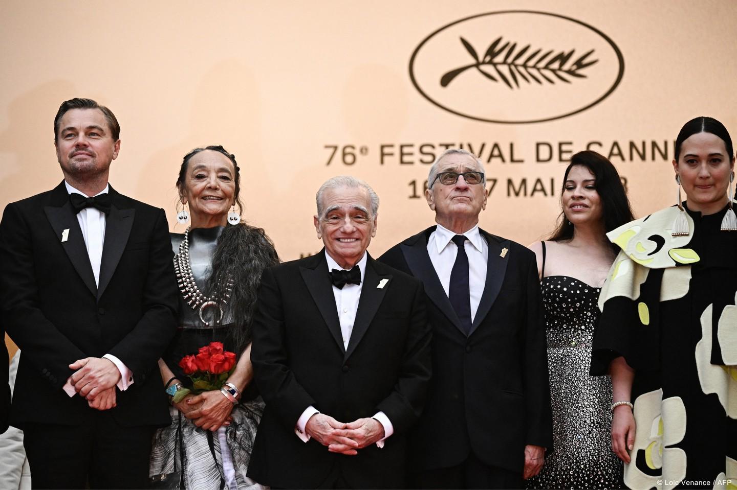 $!El director con el elenco de su más reciente película, estrenada en Cannes.