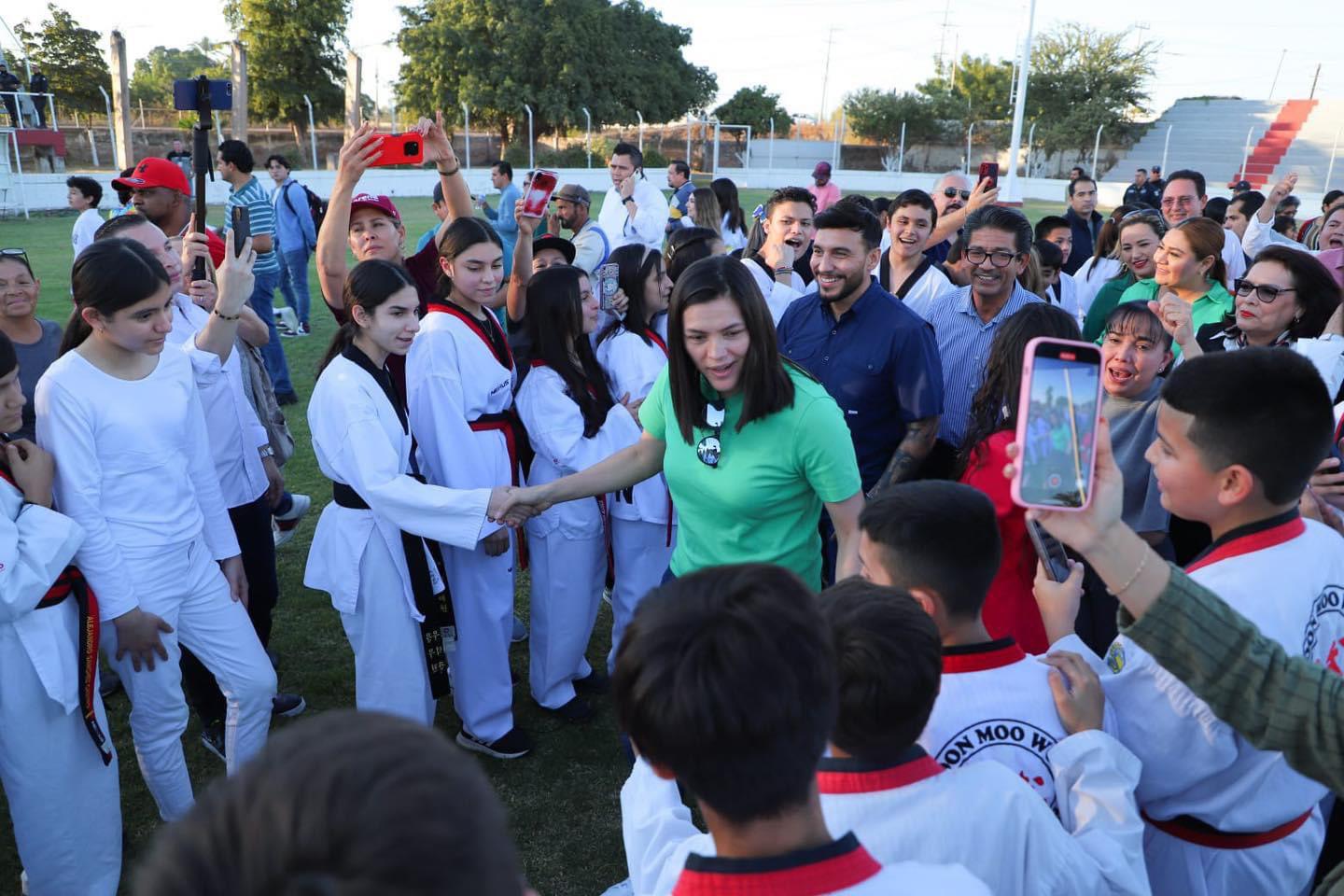 $!María del Rosario Espinoza es aclamada en Guasave