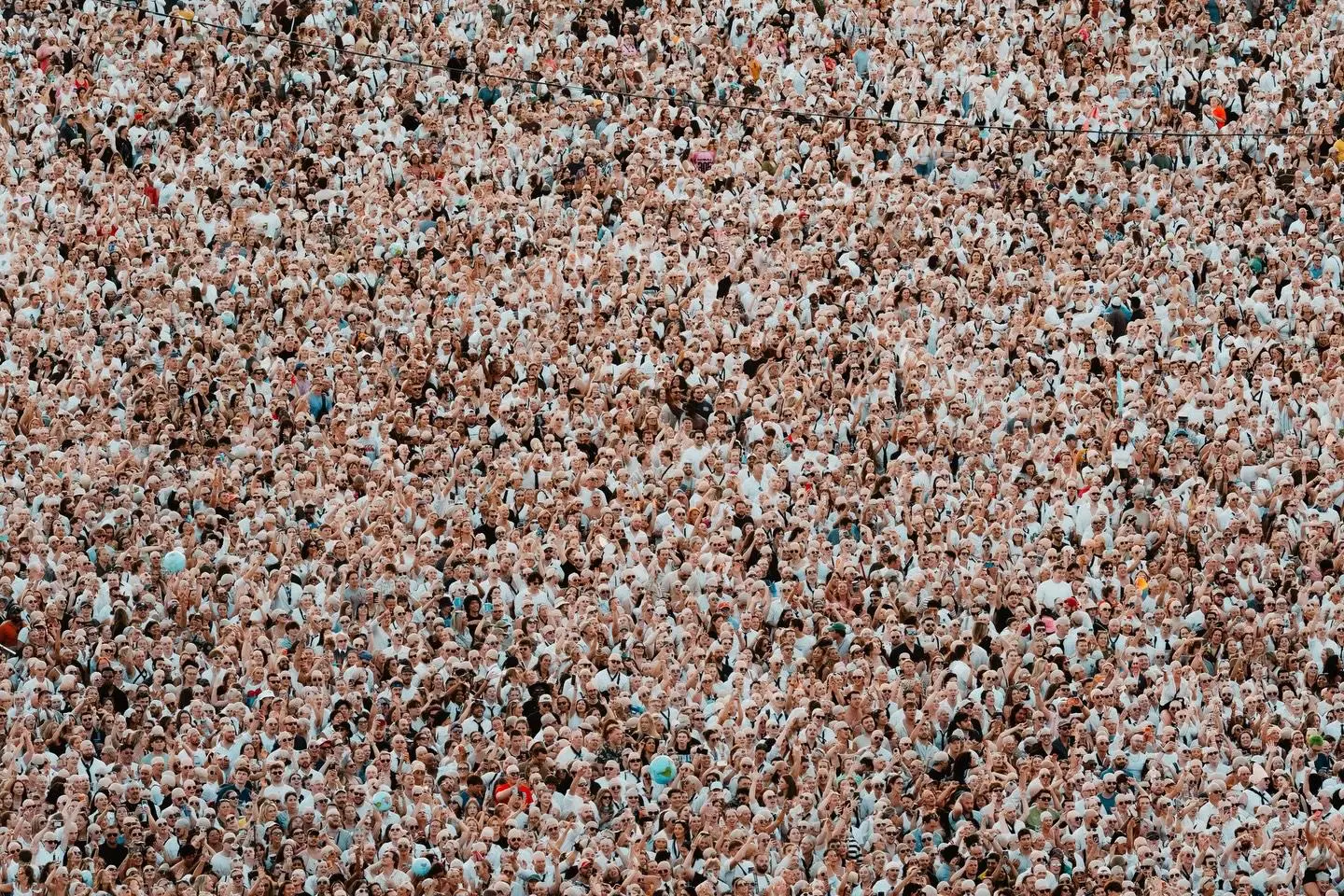 $!Pitbull reunió a más de 22 mil personas portando una calva de latex para imponer el récord.