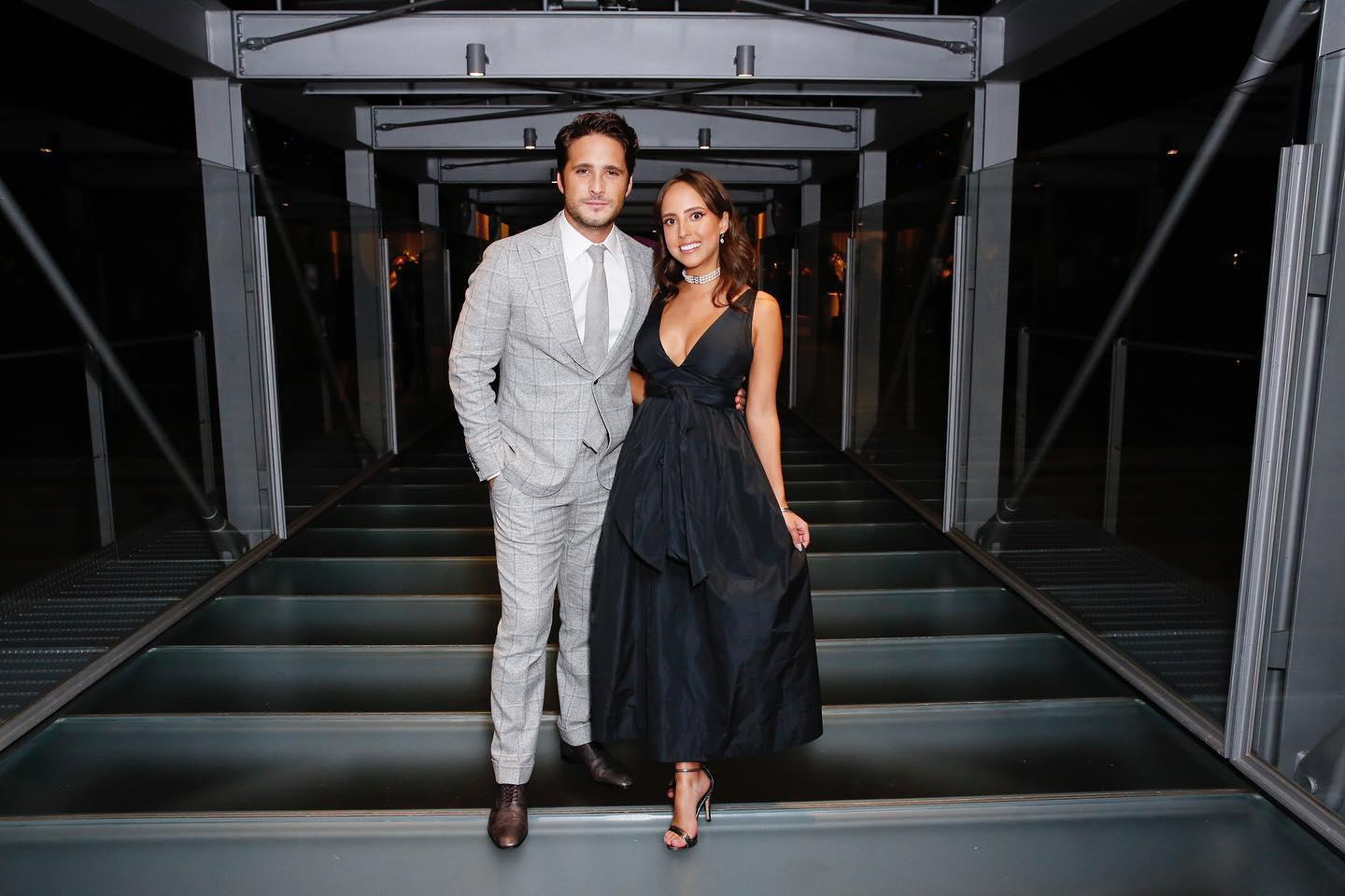 $!Firman Diego Boneta y su hermana acuerdo con Prime Video