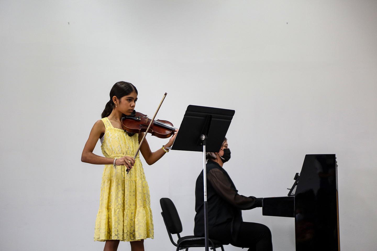 $!Alumnos participan en el reciltal de viola.