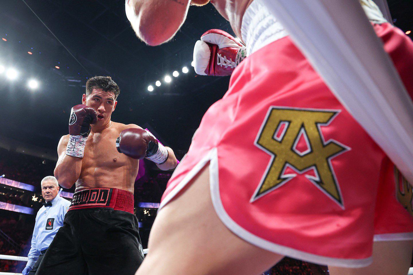 $!Canelo Álvarez es exhibido por Dmitry Bivol; pierde por decisión unánime