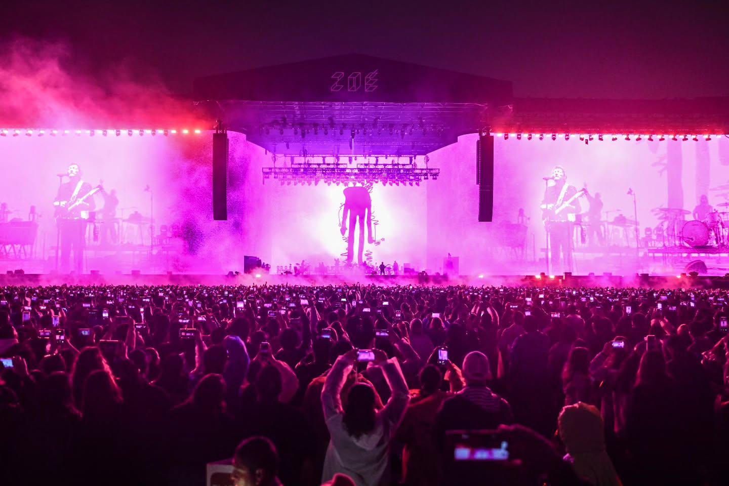 $!El Estadio GNP Seguros parecía que tenía bioluminiscencia rosada cuando sonó el tema Vía láctea.